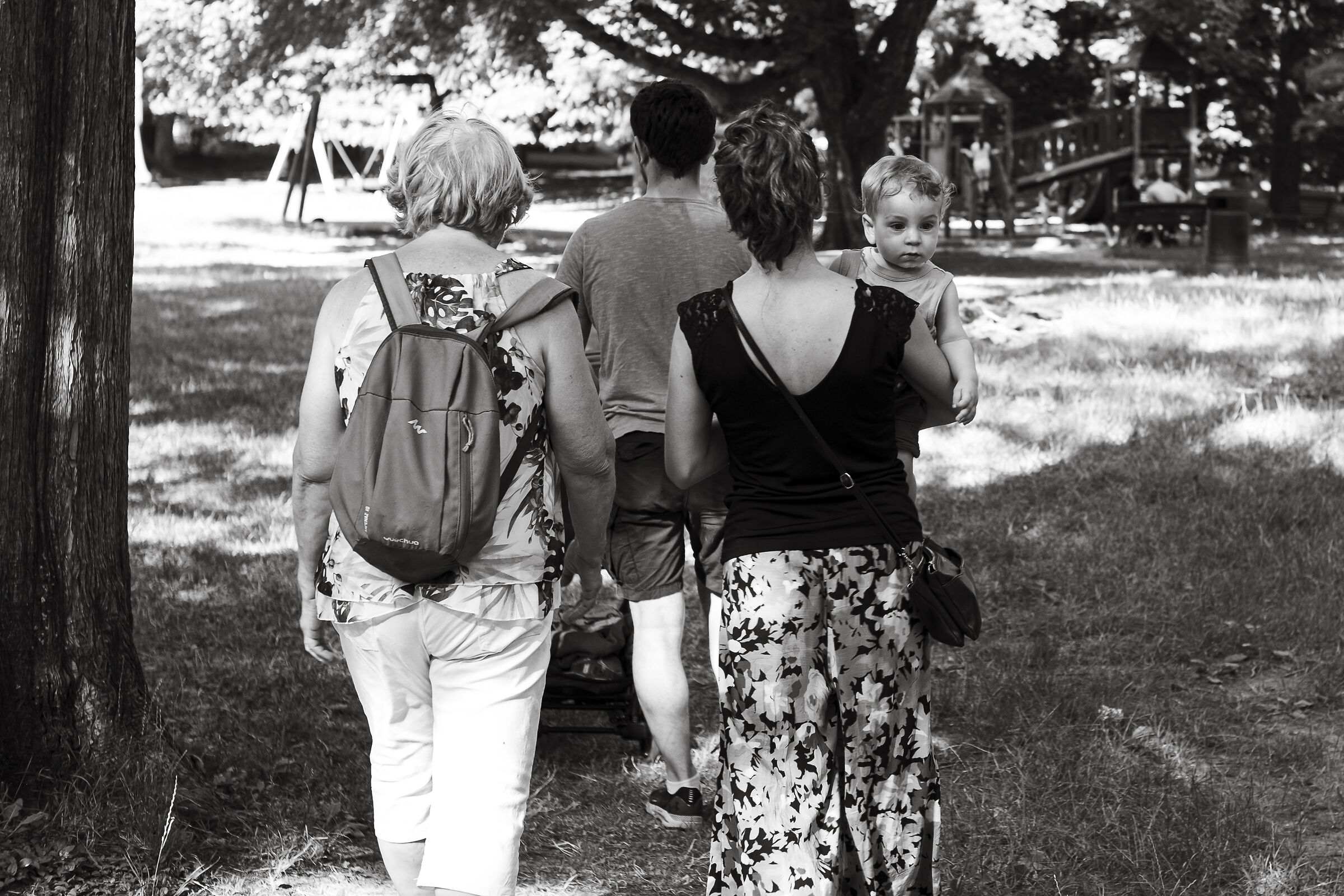 Passeggiando con Mamma, Papà e Nonna