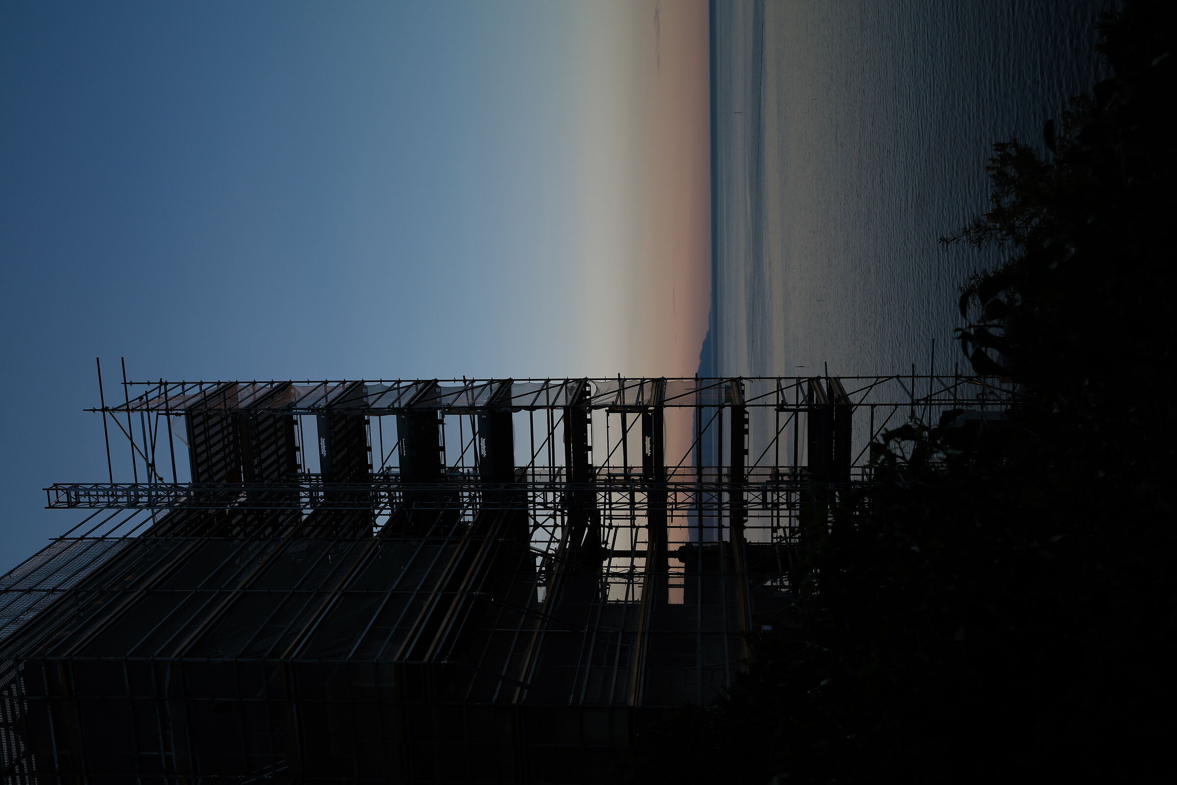 a strapiombo sul mare