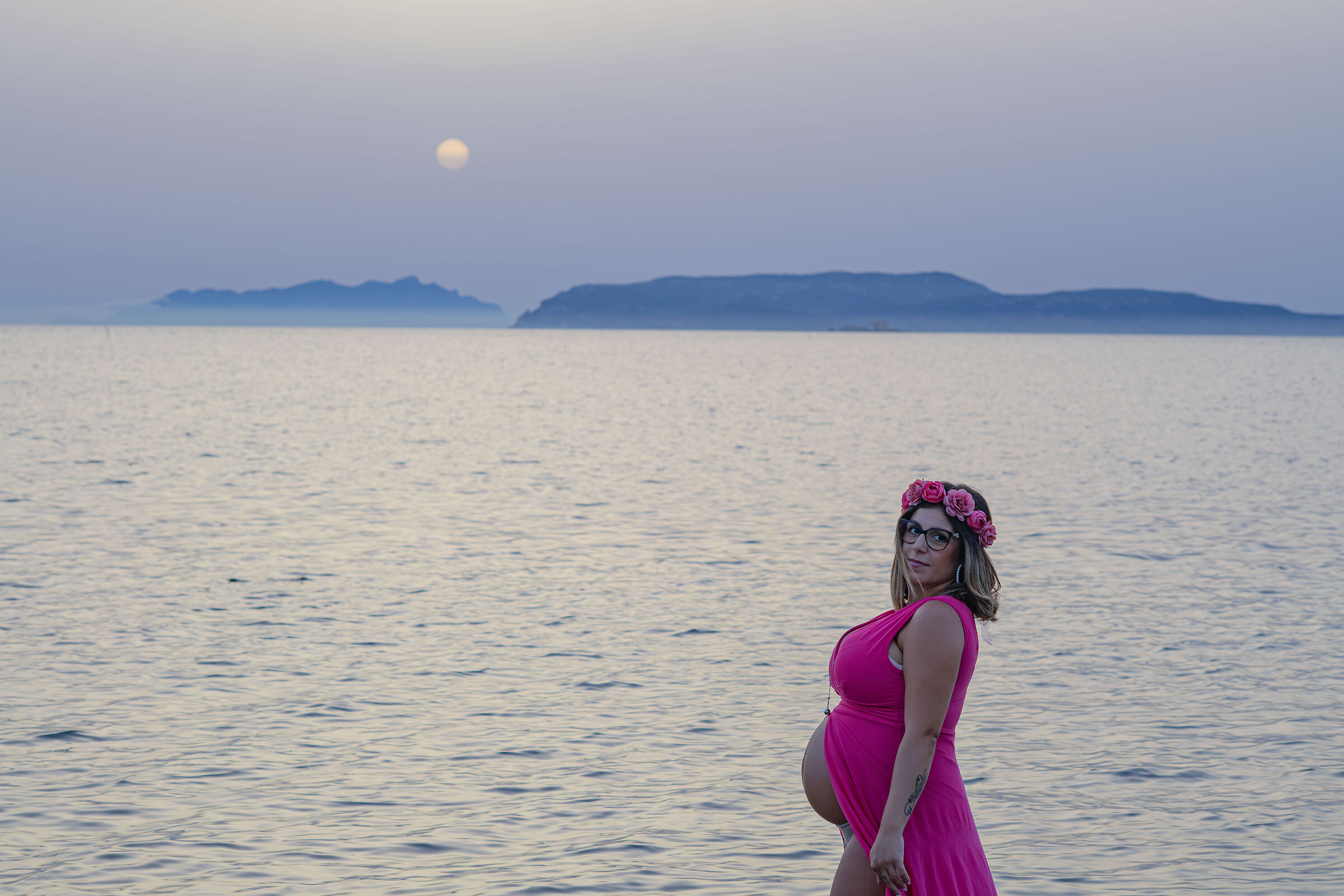 Valeria sullo sfondo le Egadi