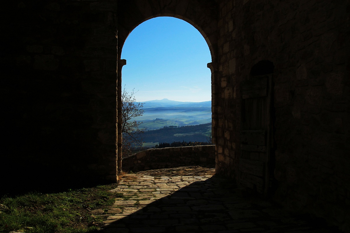 un portone per Toscana