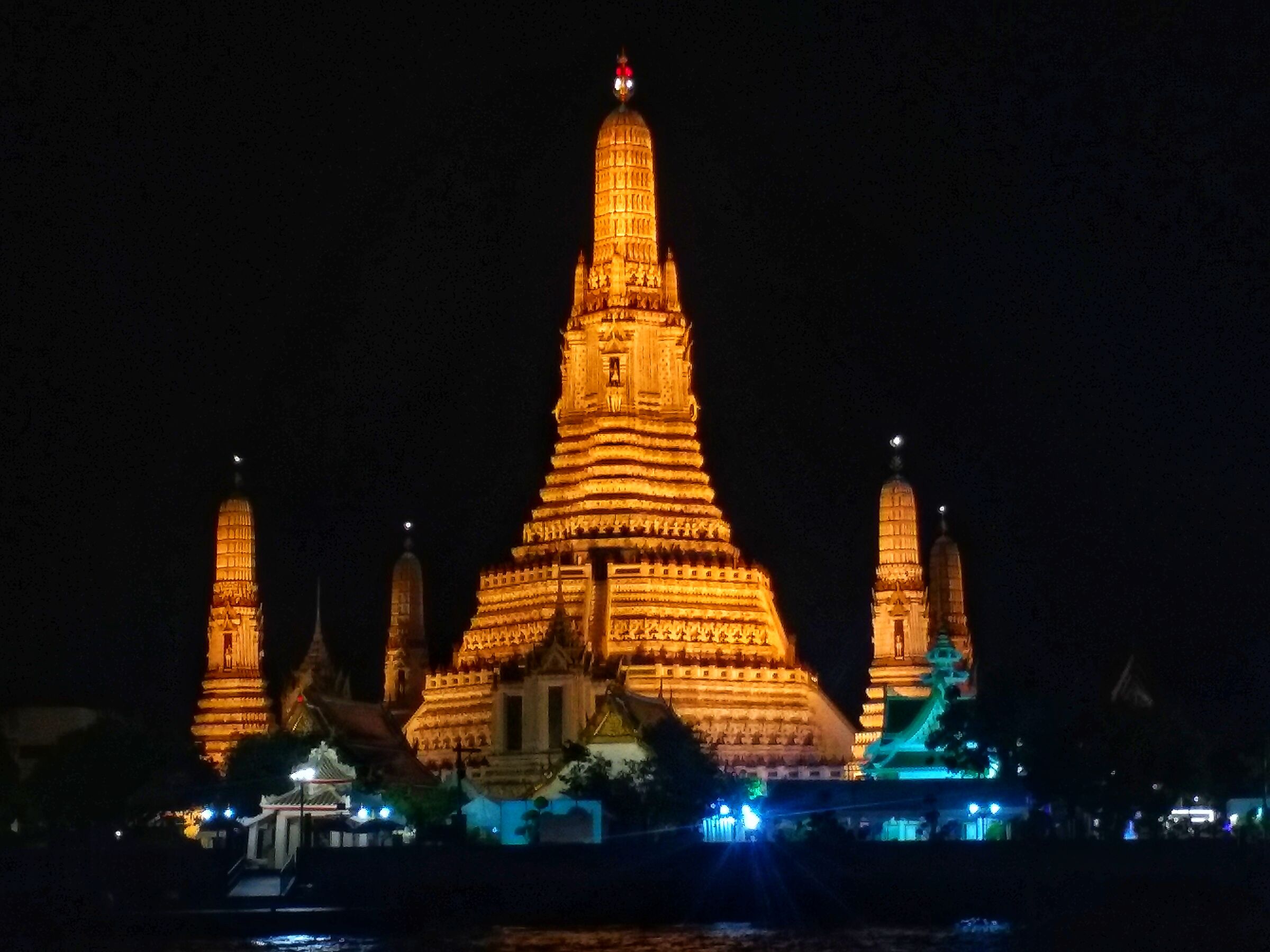 Il Wat Arun dal fiume Chao Phraya di notte