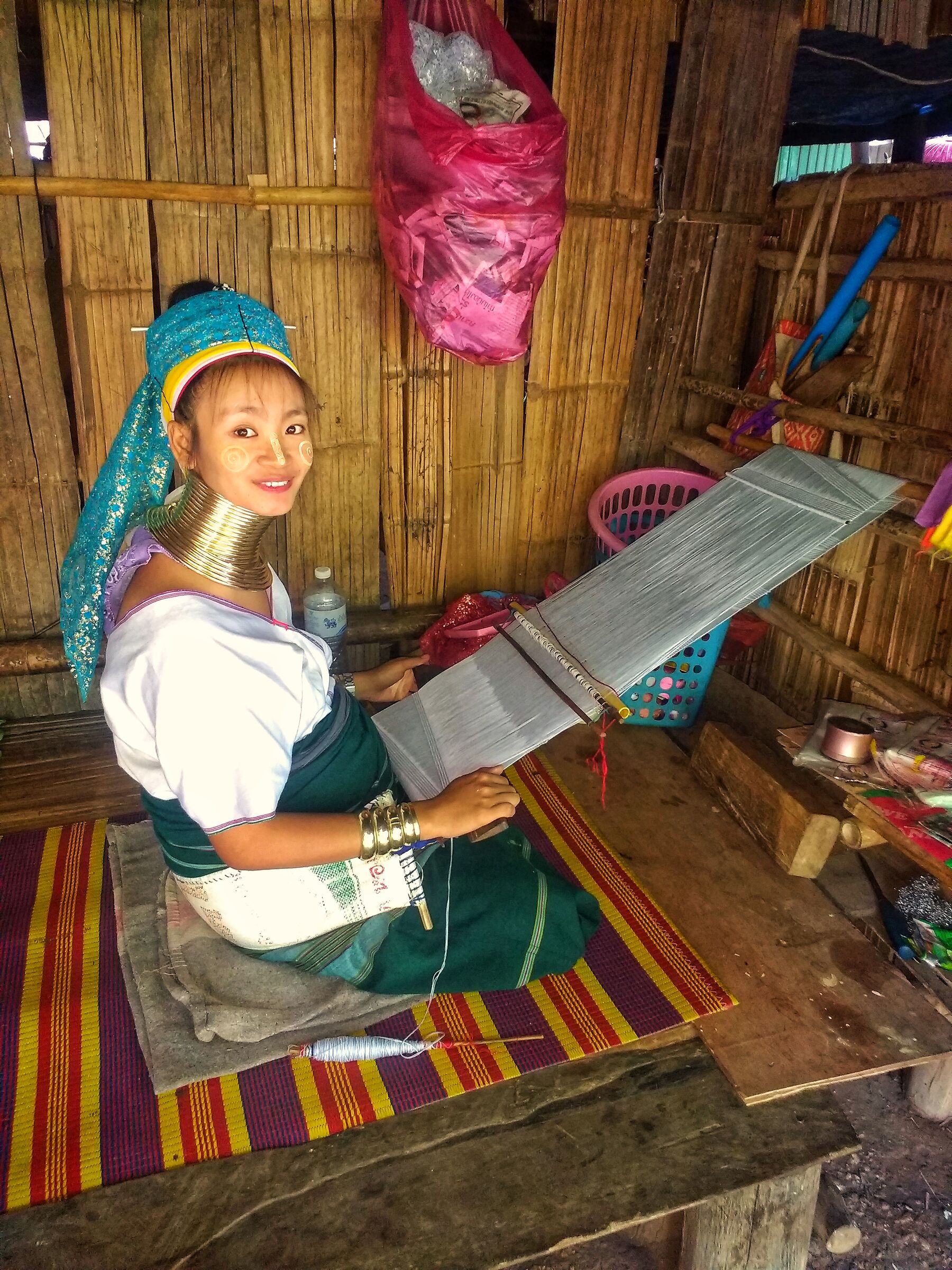 Donna dal collo di giraffa