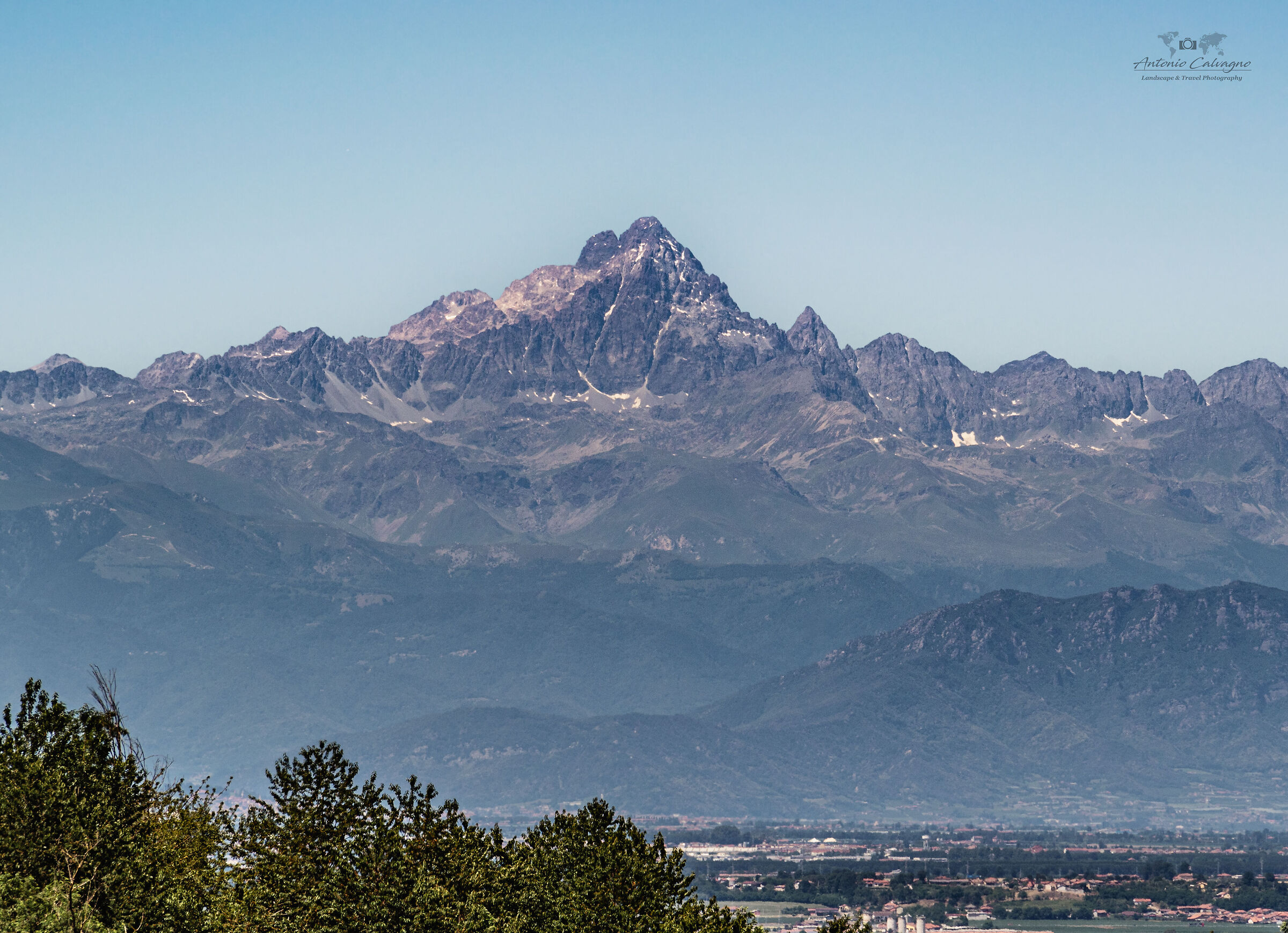 Il Monviso visto dalle Langhe (La Morra)