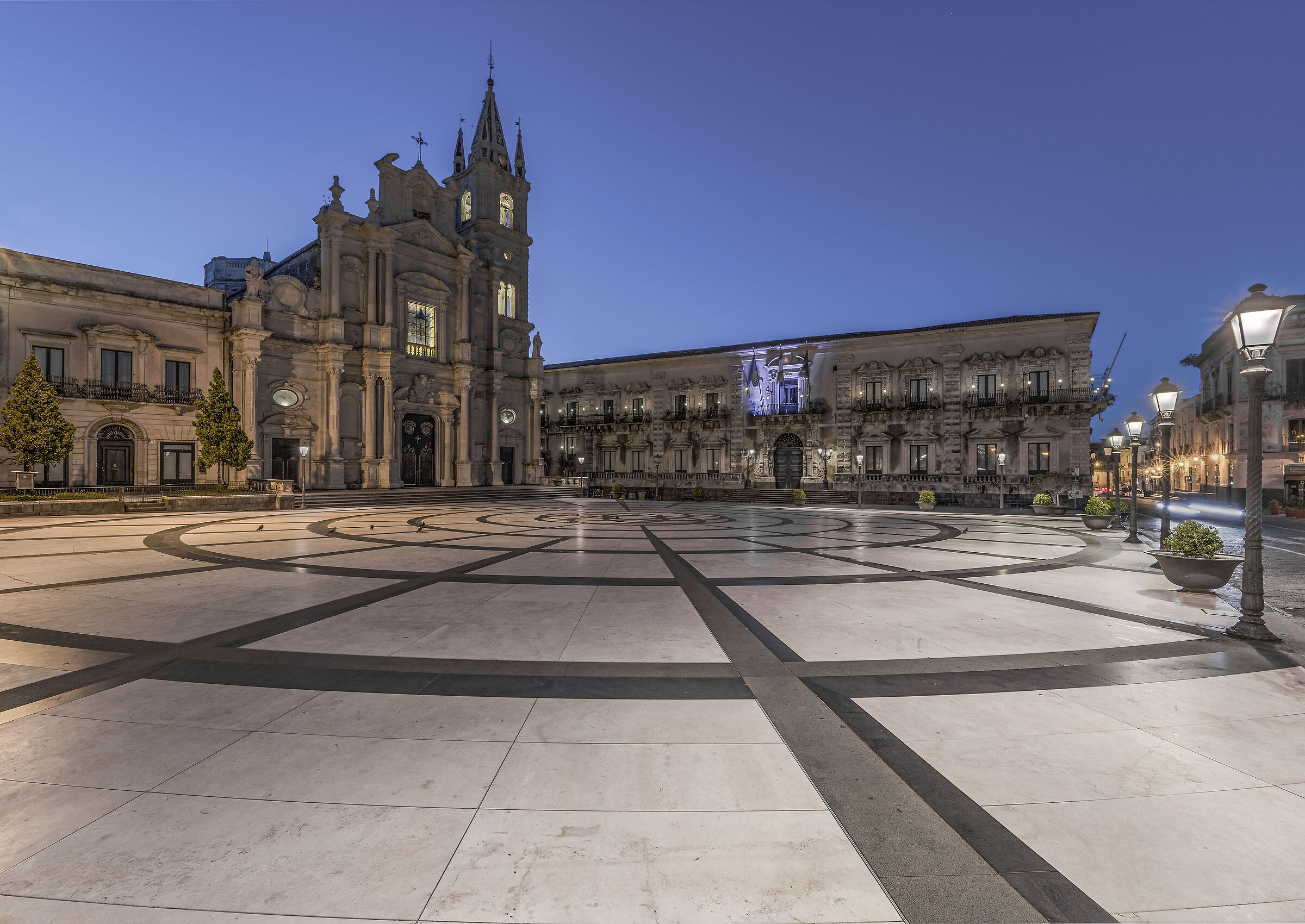 Piazza Duomo e chiesa di San Pietro e Paolo ad Acireale