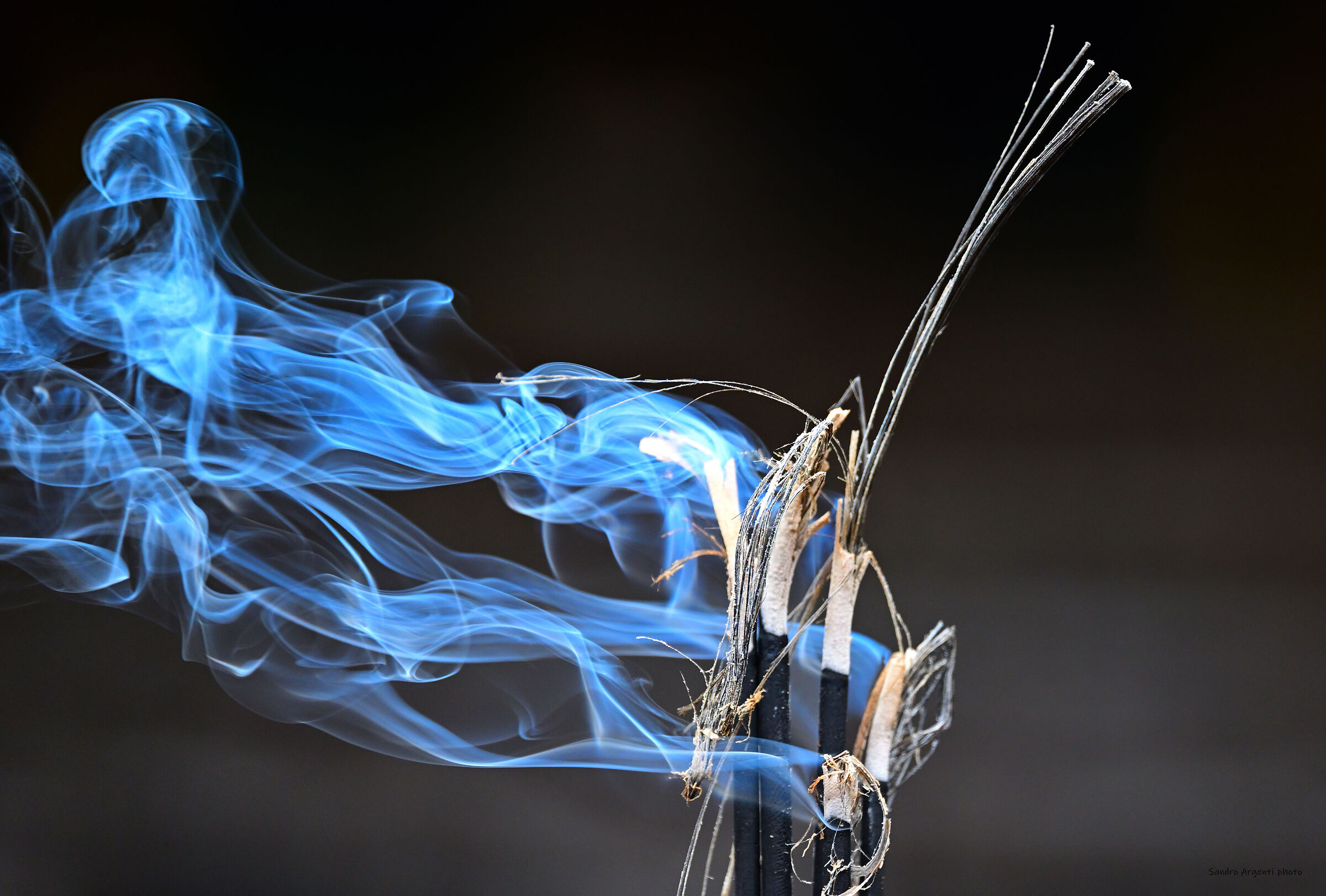 Ondulazioni del fumo d'incenso in un monastero.