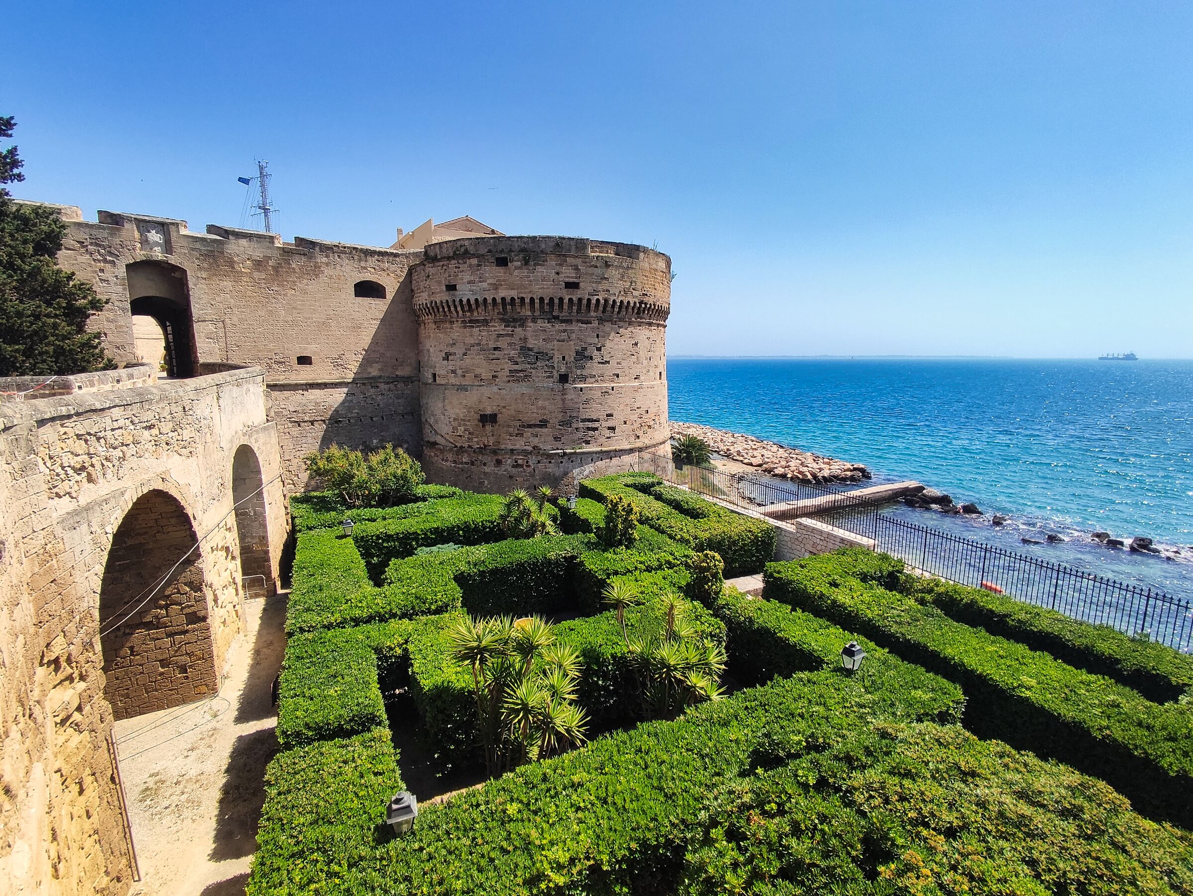 Scorcio su castello aragonese di Taranto