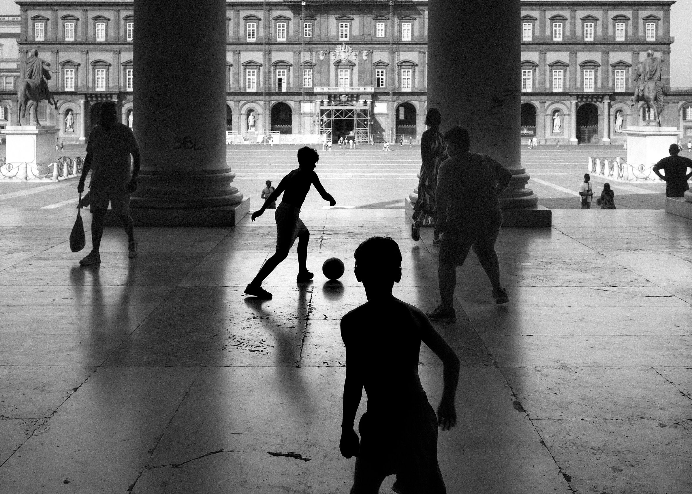 Naples street soccer - Driblig under the arcades