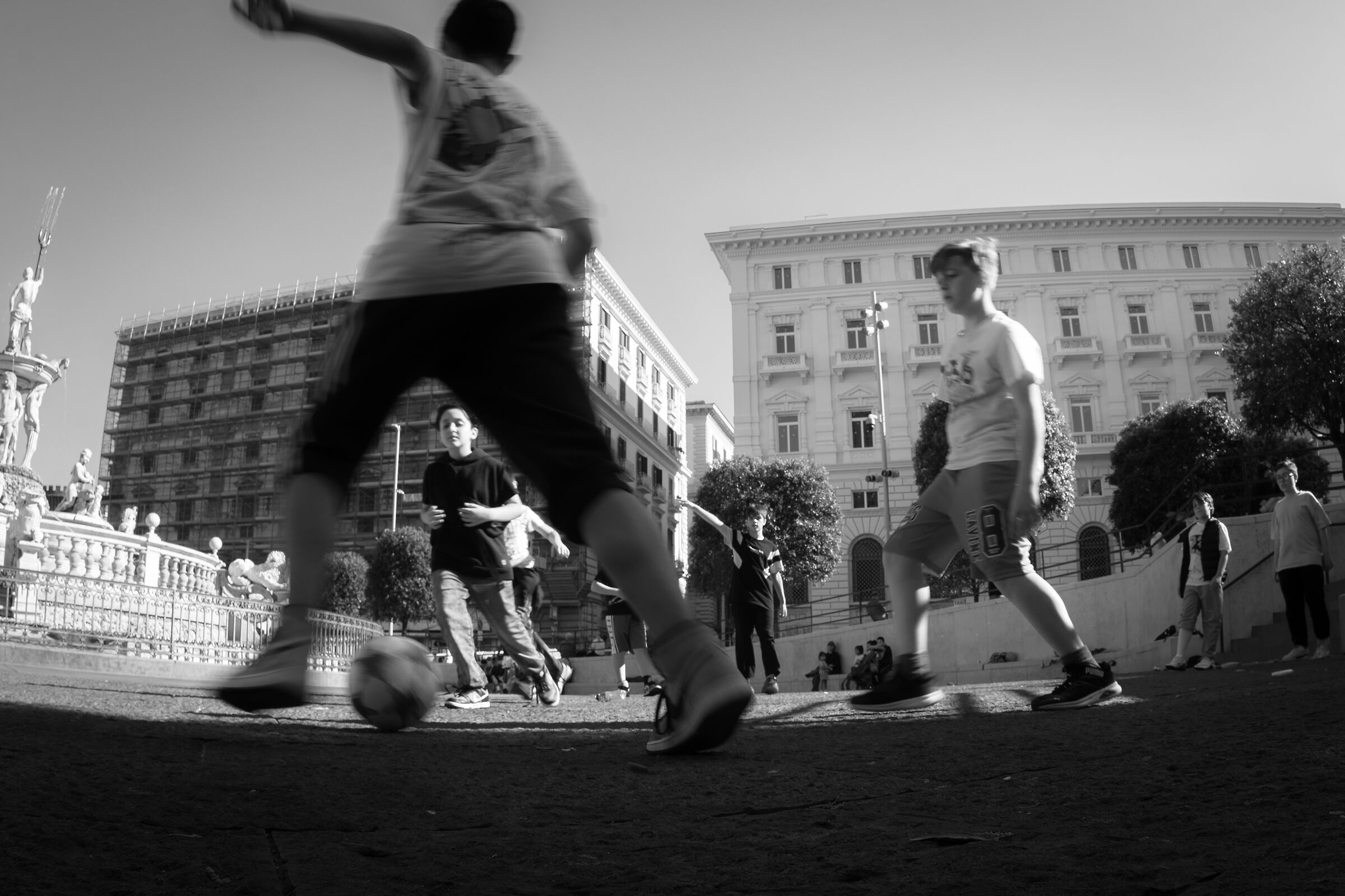 Naples street soccer - Passes to crazy town hall