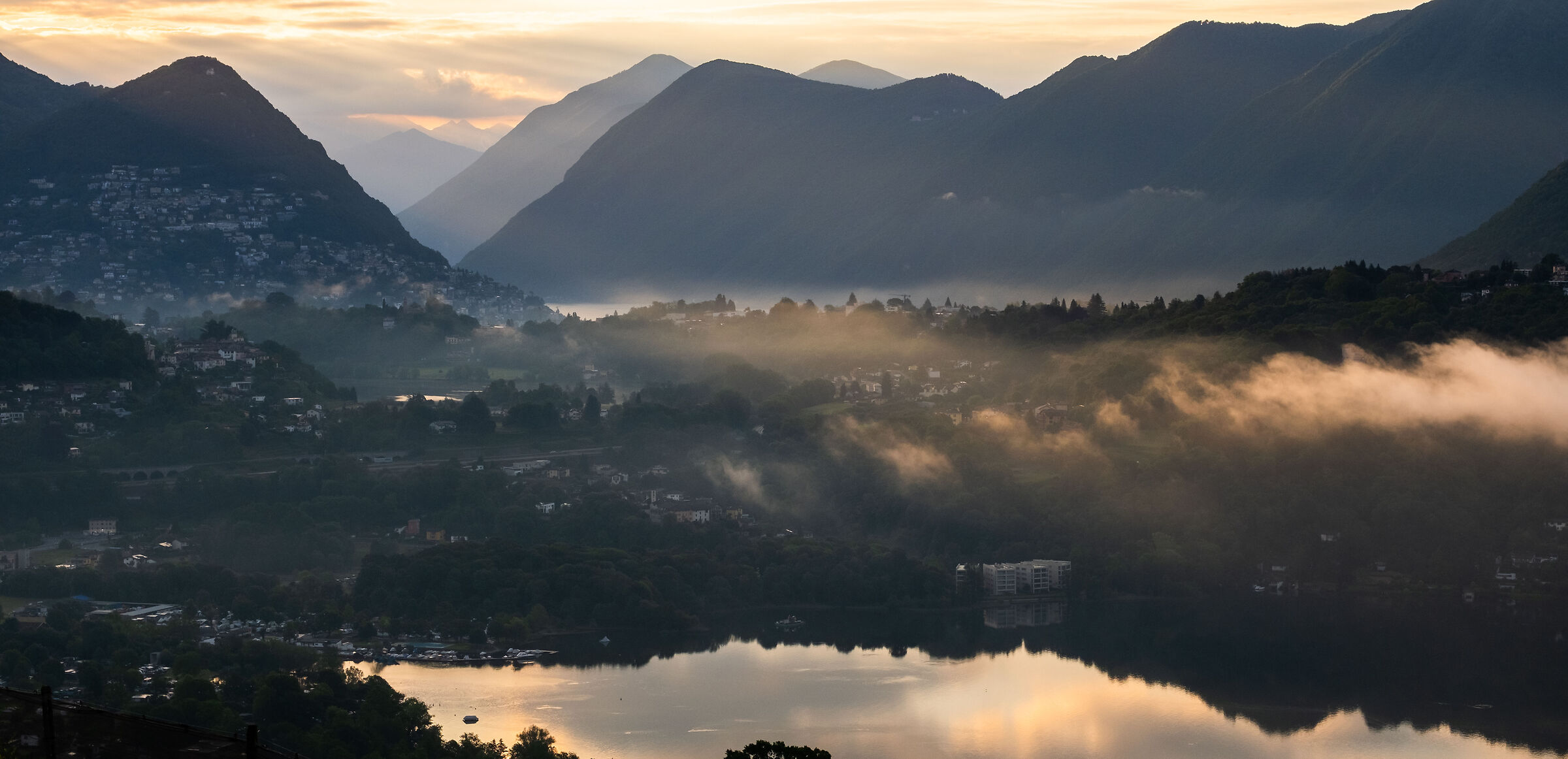 brume d'alba sul Lago di Lugano