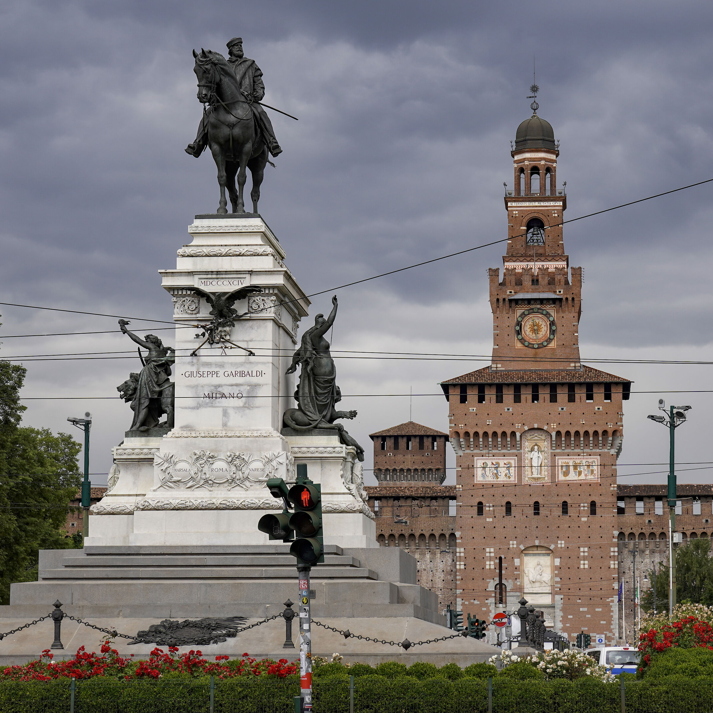 Monumento a Garibaldi e Torri del Filarete e di Bona -2