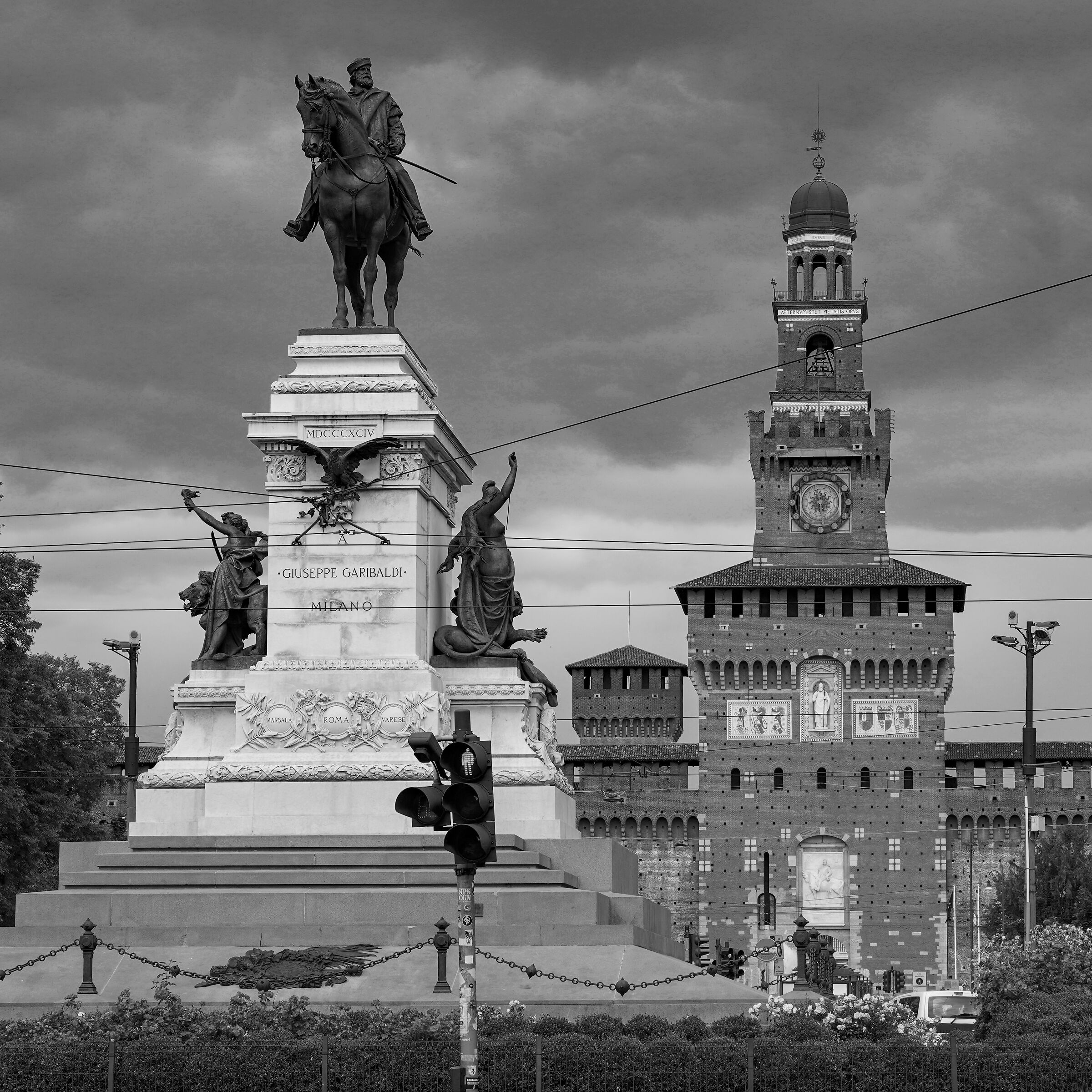 Monumento a Garibaldi e Torri del Filarete e di Bona -3