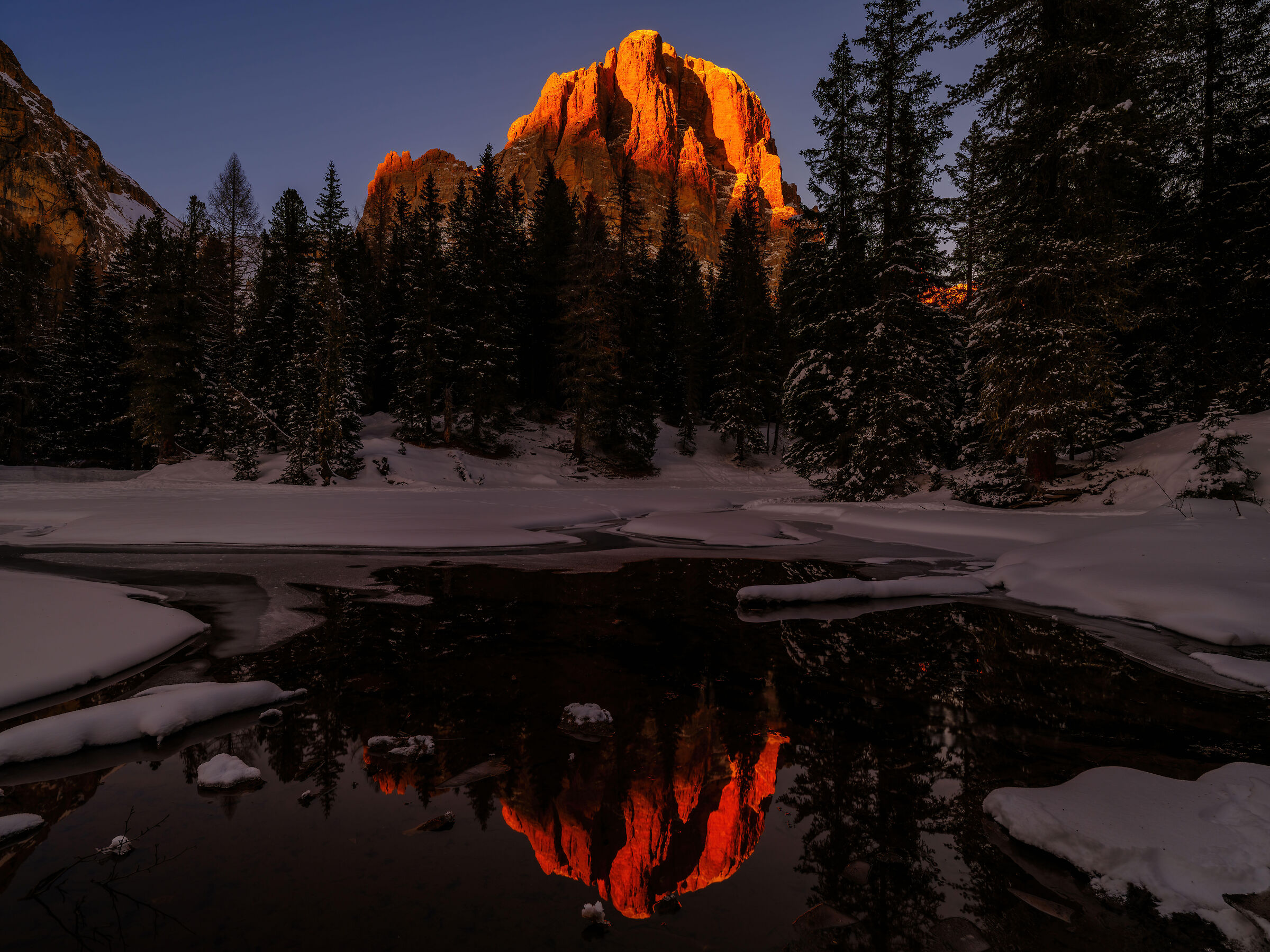 Red sunset on the gadfly of Rozes