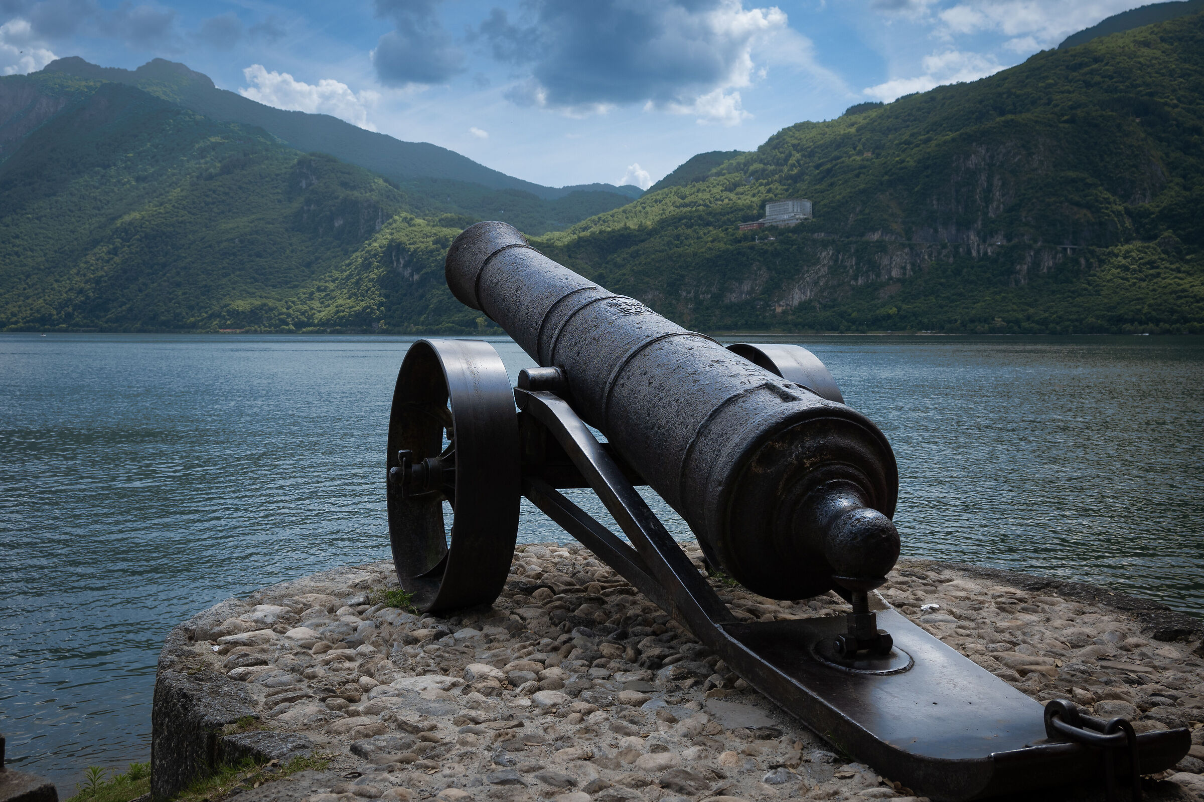 Cannone sul lago