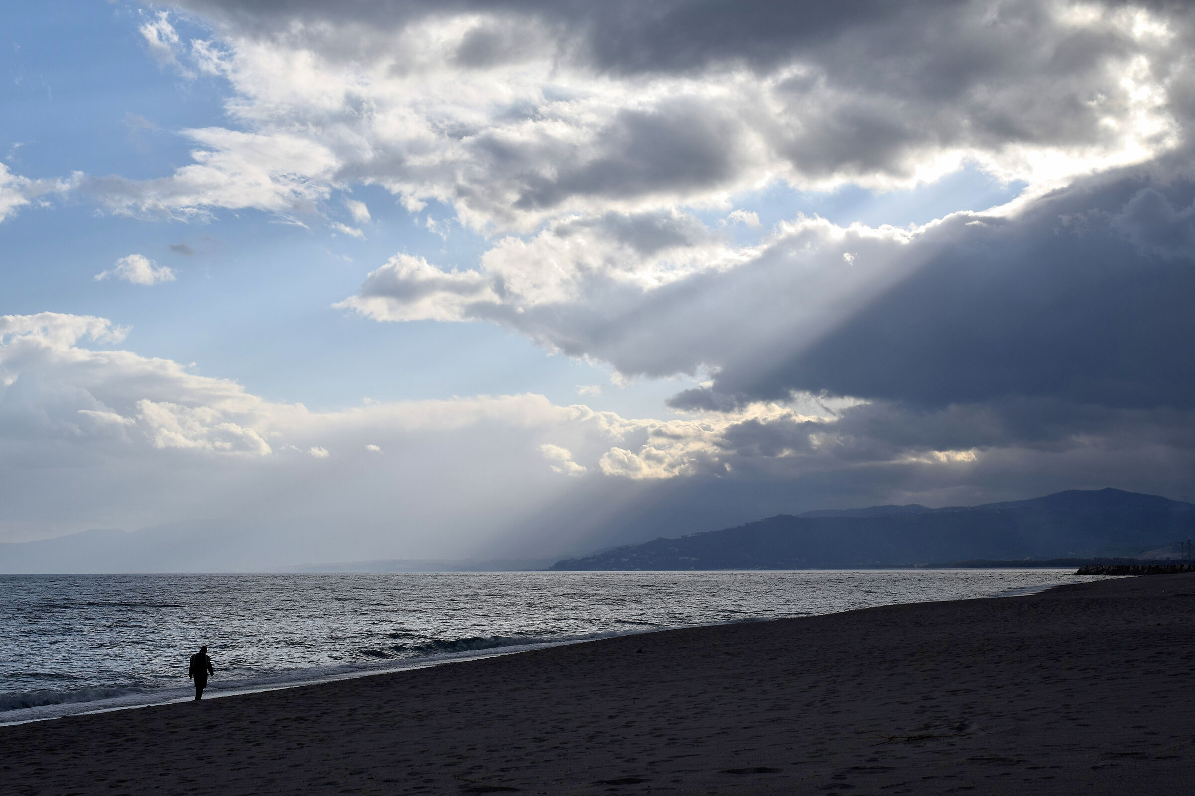 A passeggio su una spiaggia solitaria