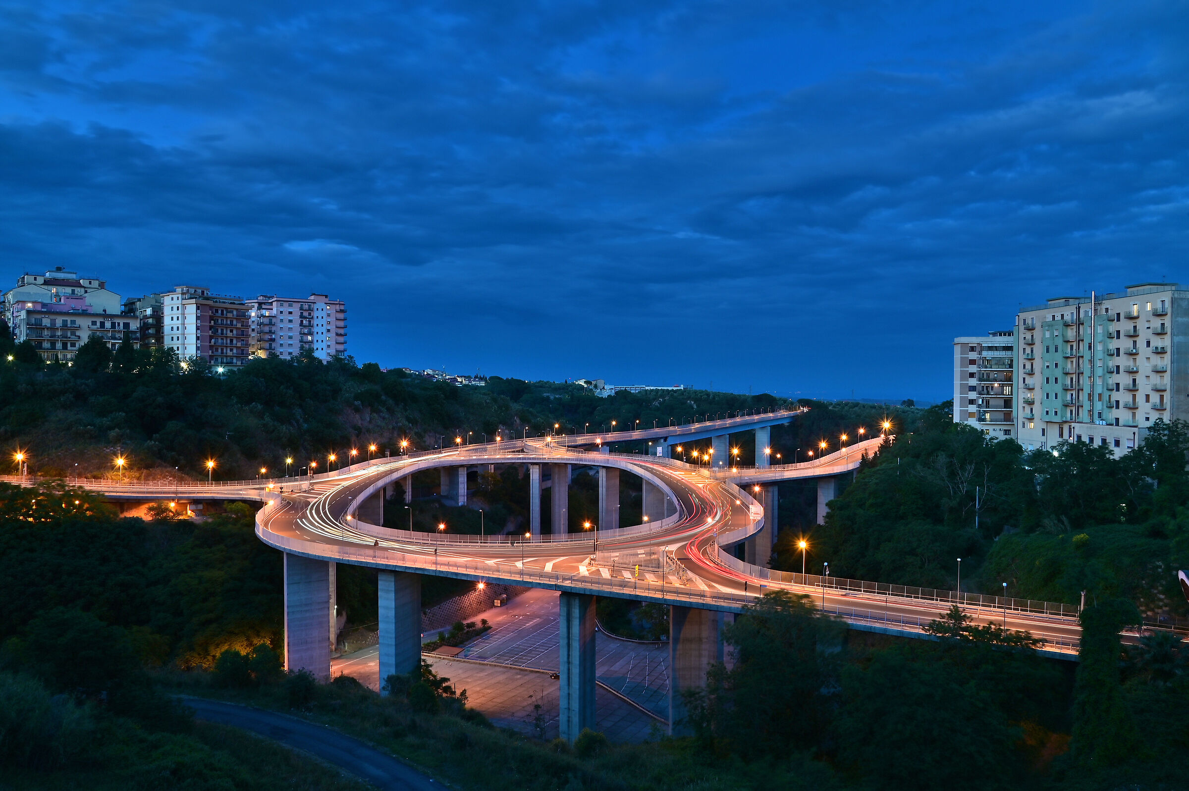Super-pista per giocare con le macchinine. Quelle vere.