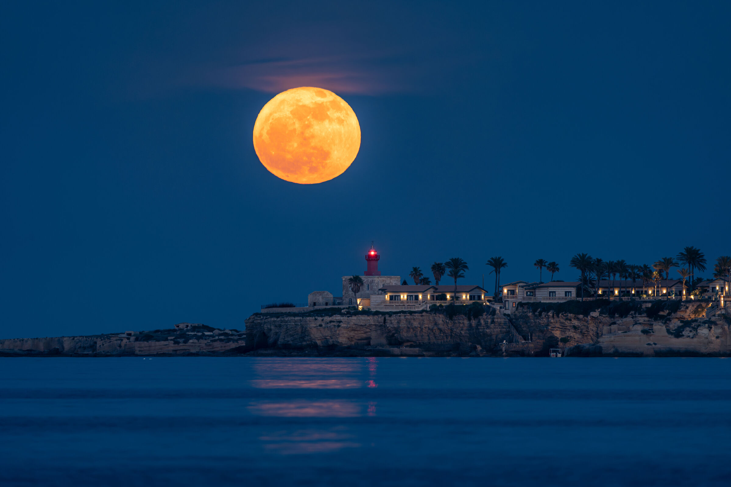 Faro Massolivieri con la luna piena sullo sfondo