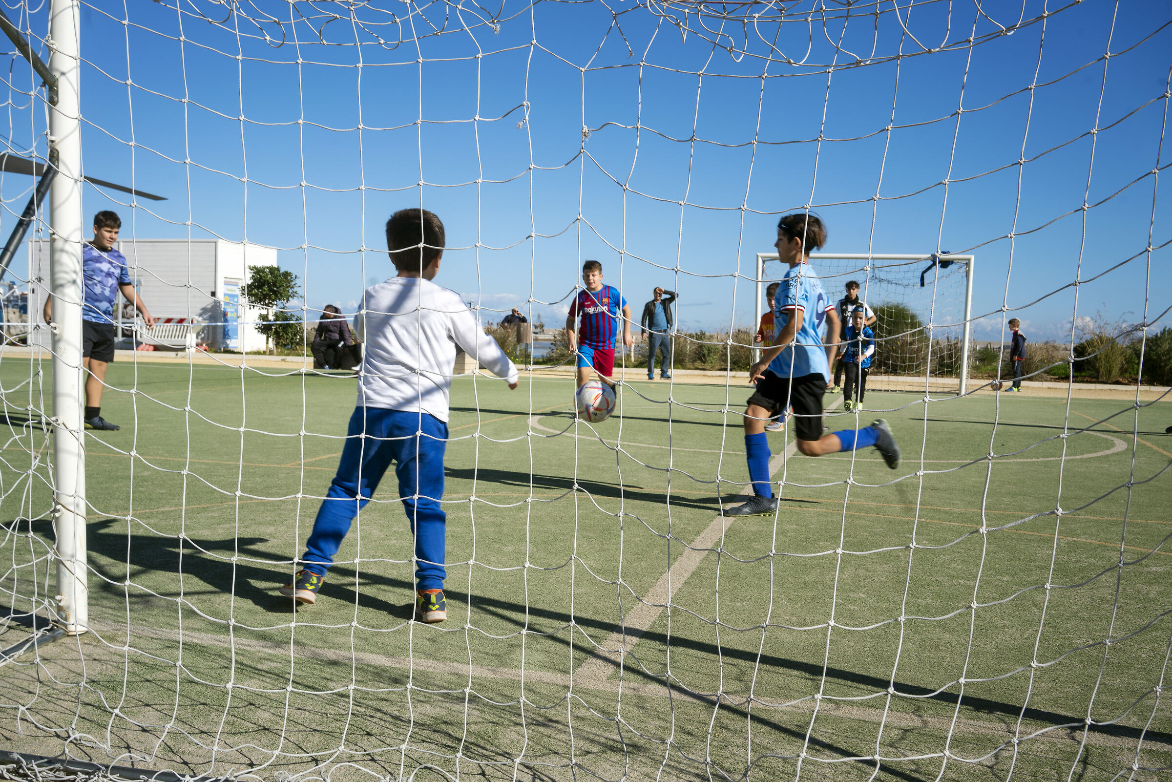 Bambini giocano sul lungomare di Palermo