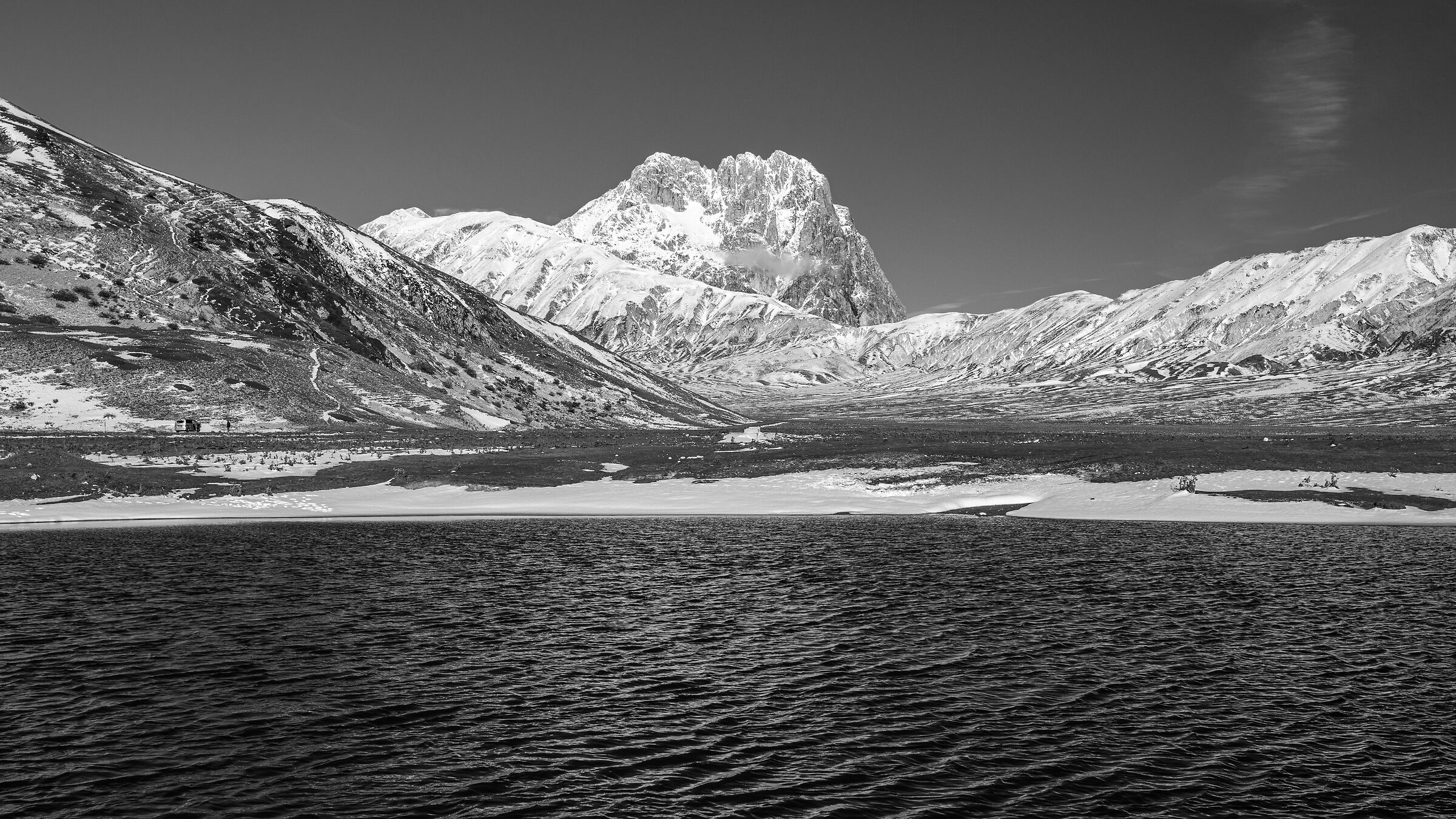 Lago Pietranzoni, con il Gran Sasso sullo sfondo.