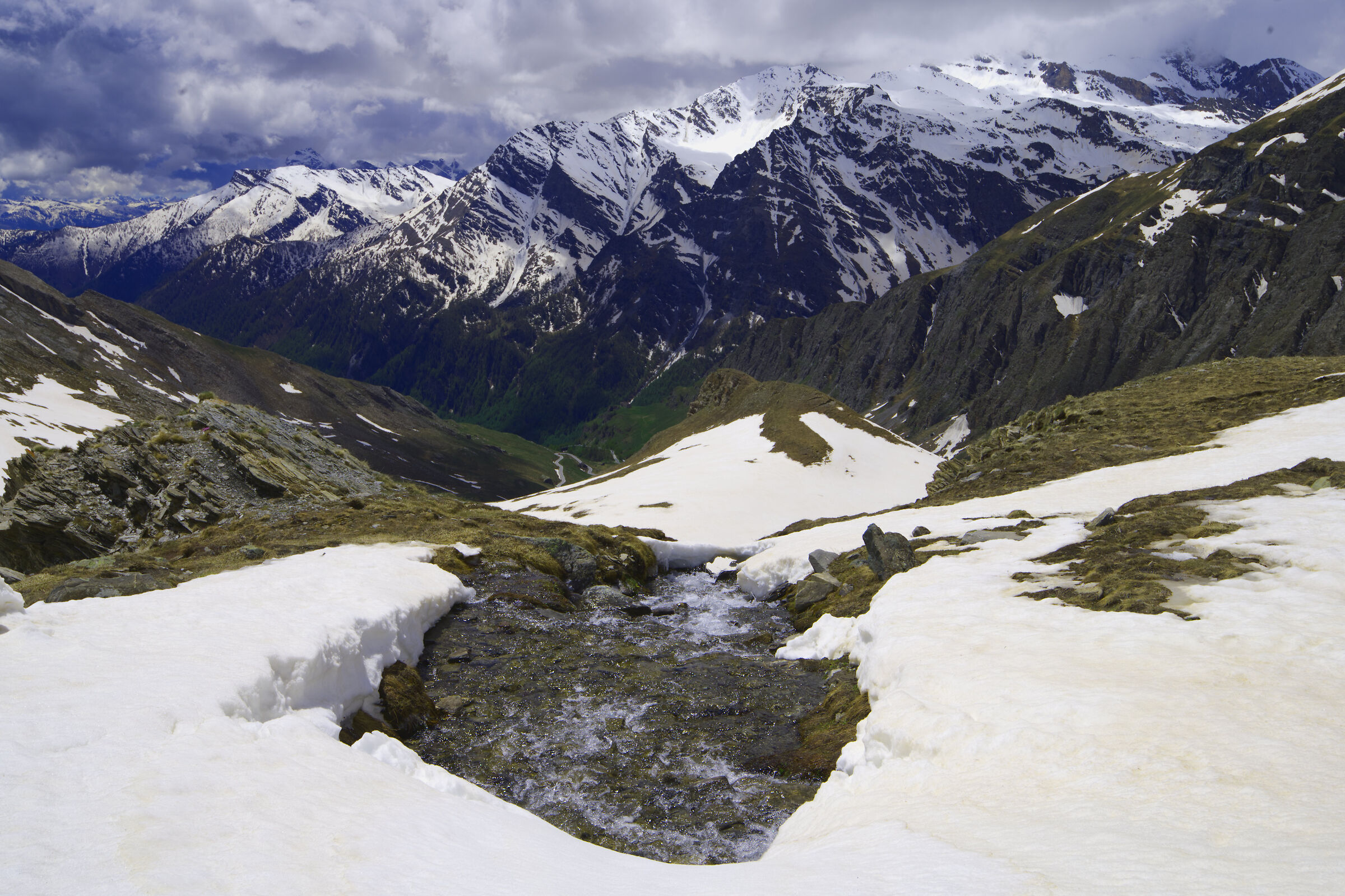 L acqua Nasce dal monte e giù a Valle
