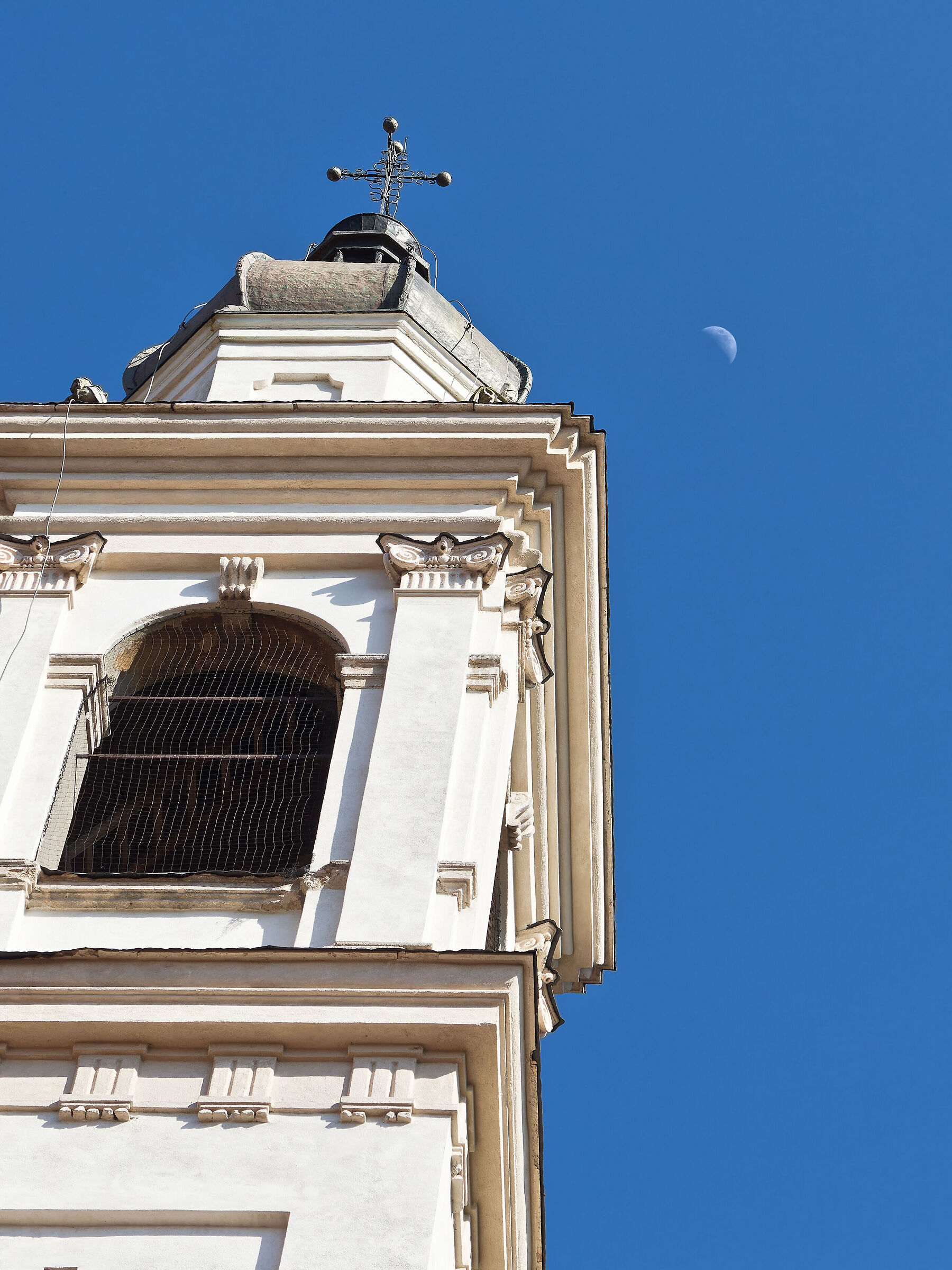 il campanile e la luna pomeridiana