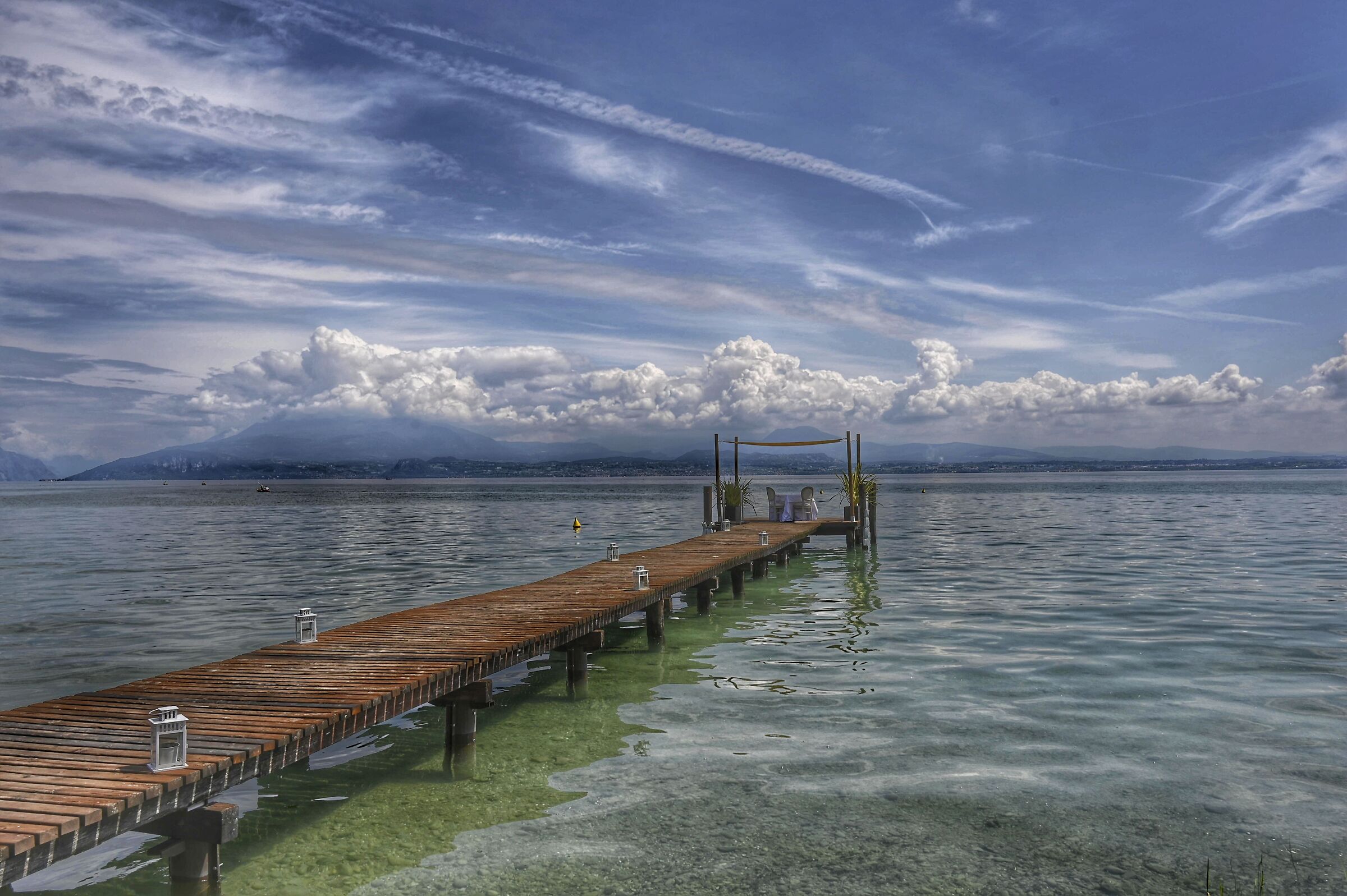 Un pontile sul lago