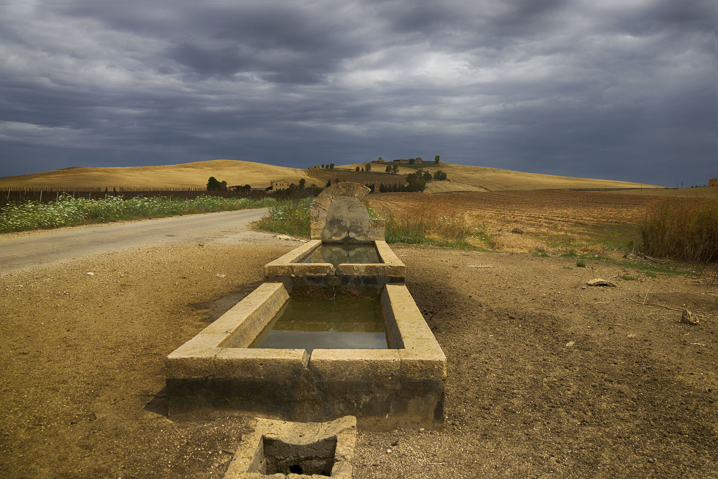 vecchio fontanile siciliano