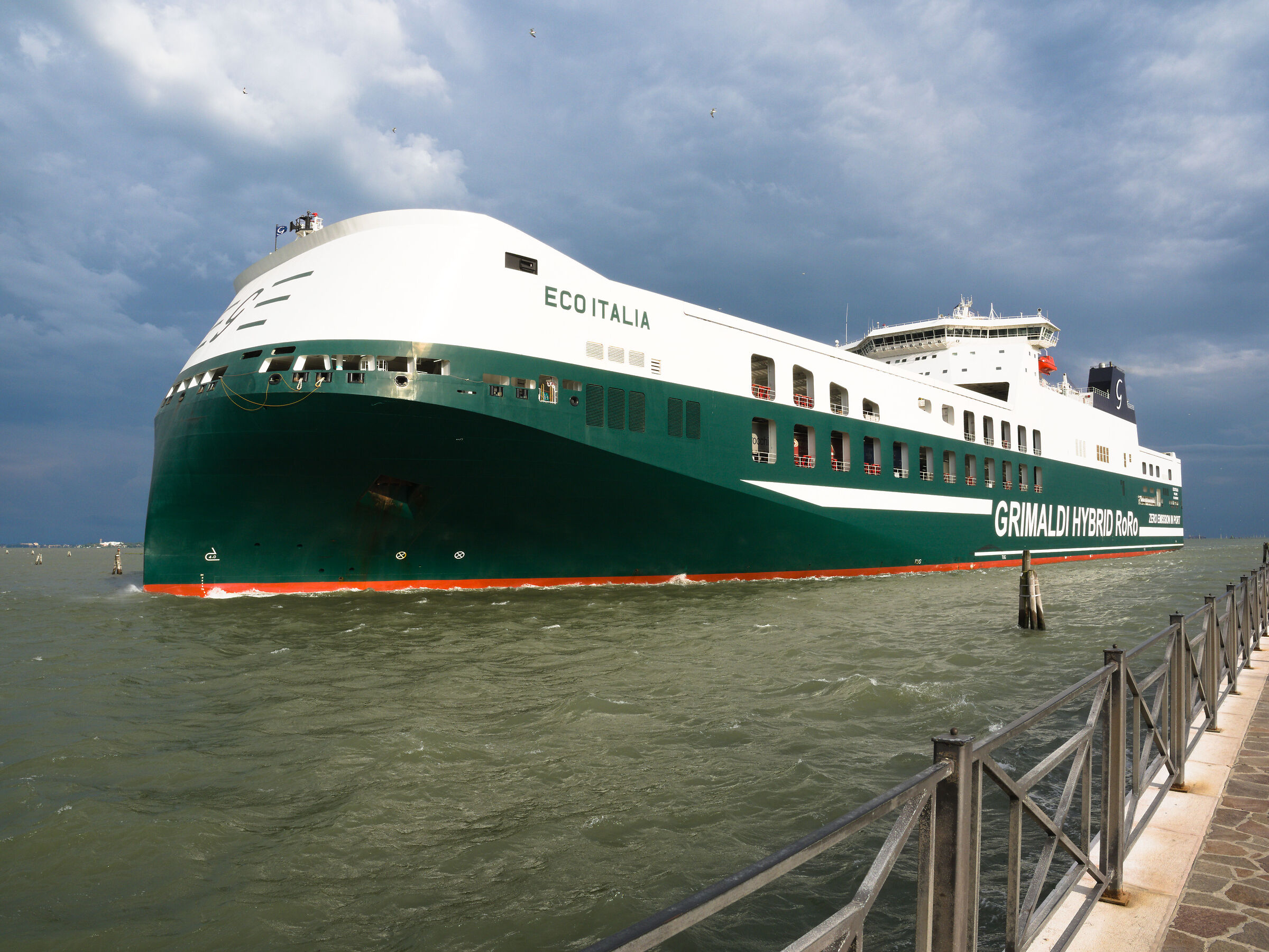 una scialuppa in mezzo al mare