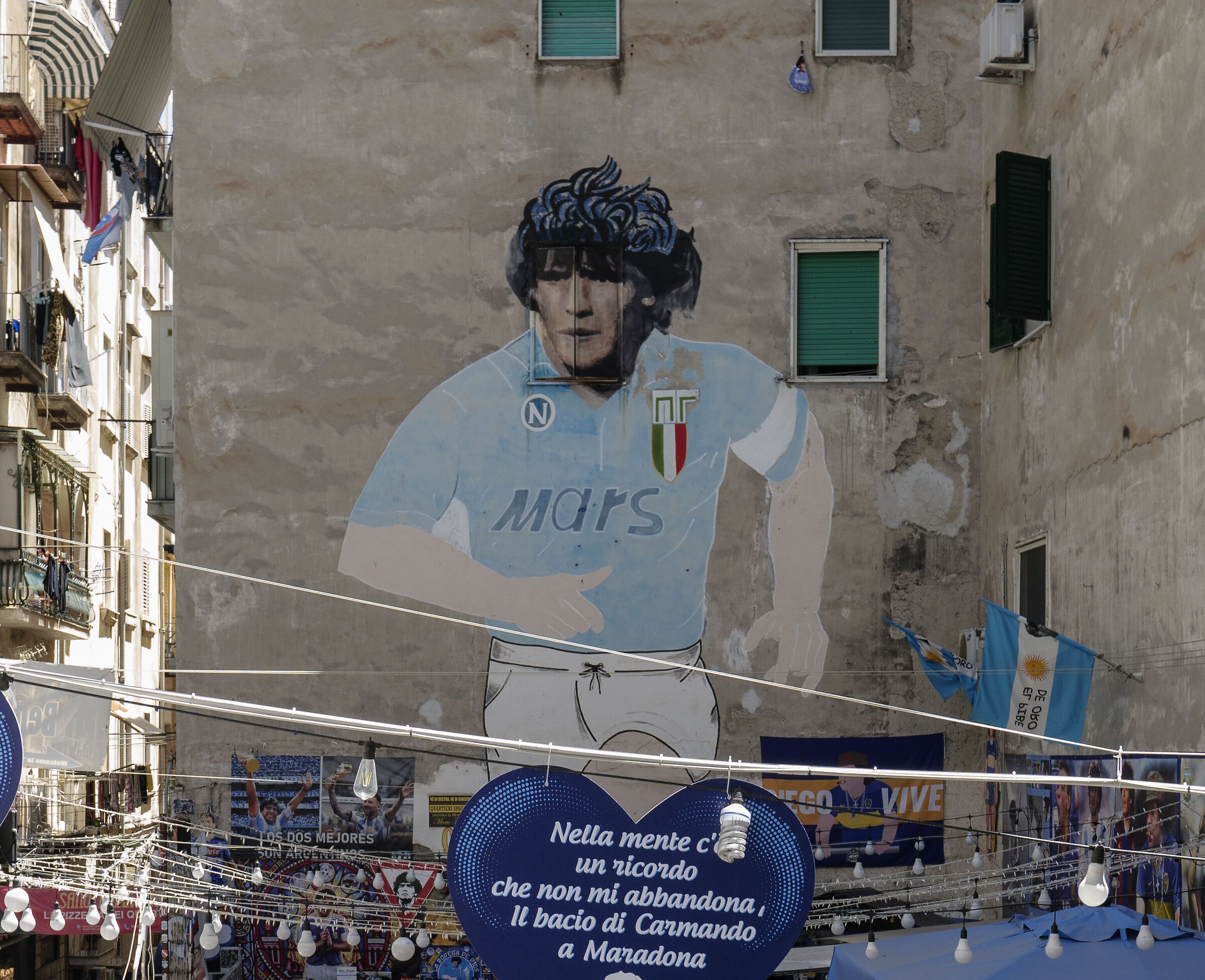 Largo Maradona-Non aprite quella finestra...