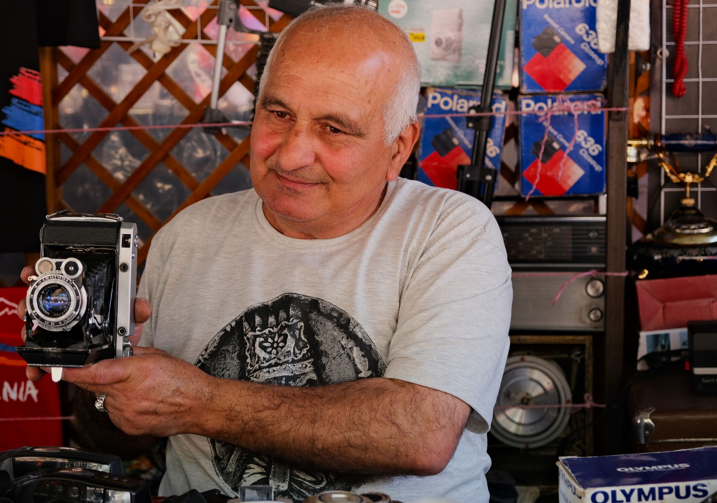 Venditore del mercato Vernissage di Yerevan
