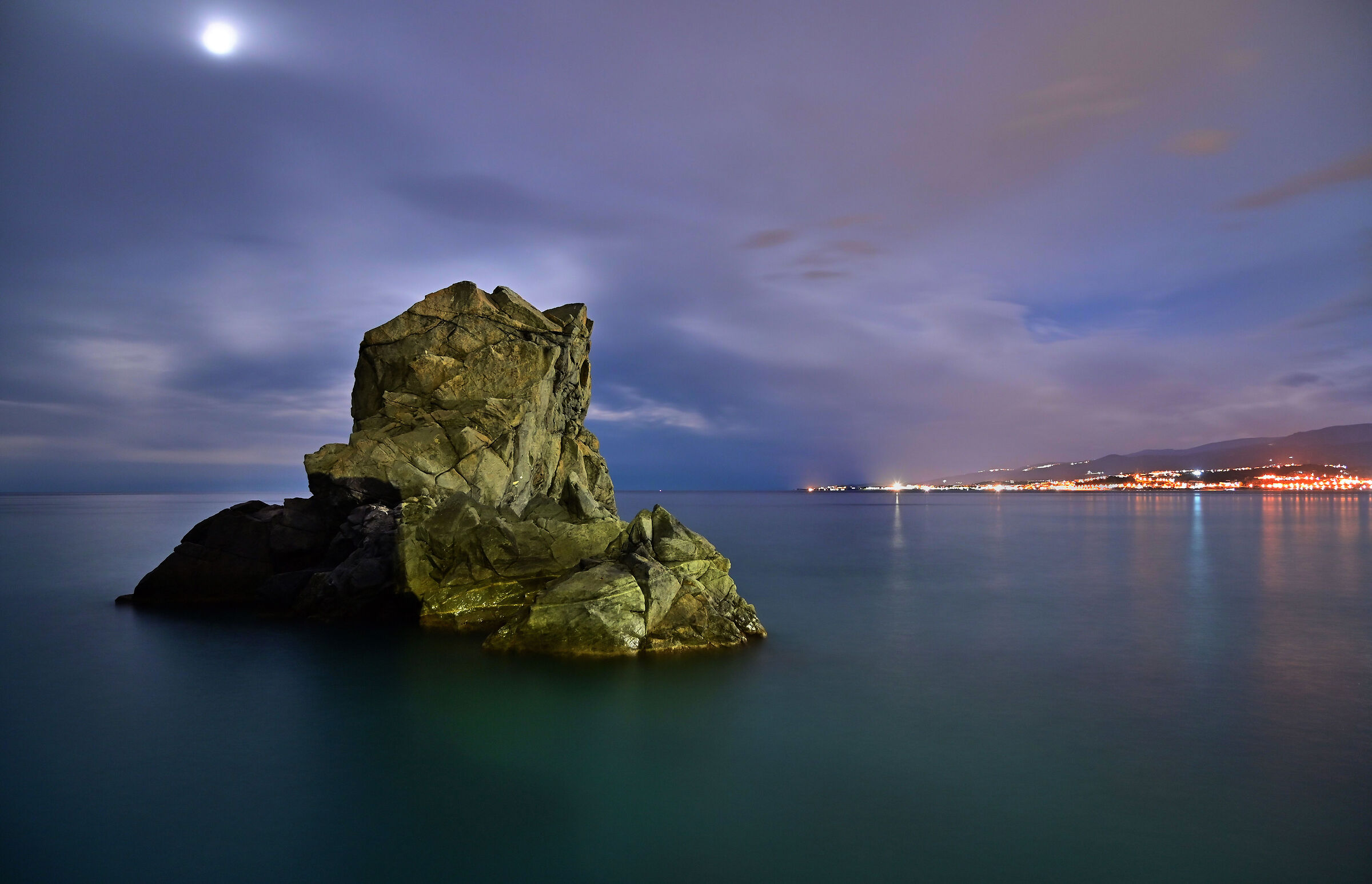 Scoglio di Pietragrande, in lontananza, Soverato