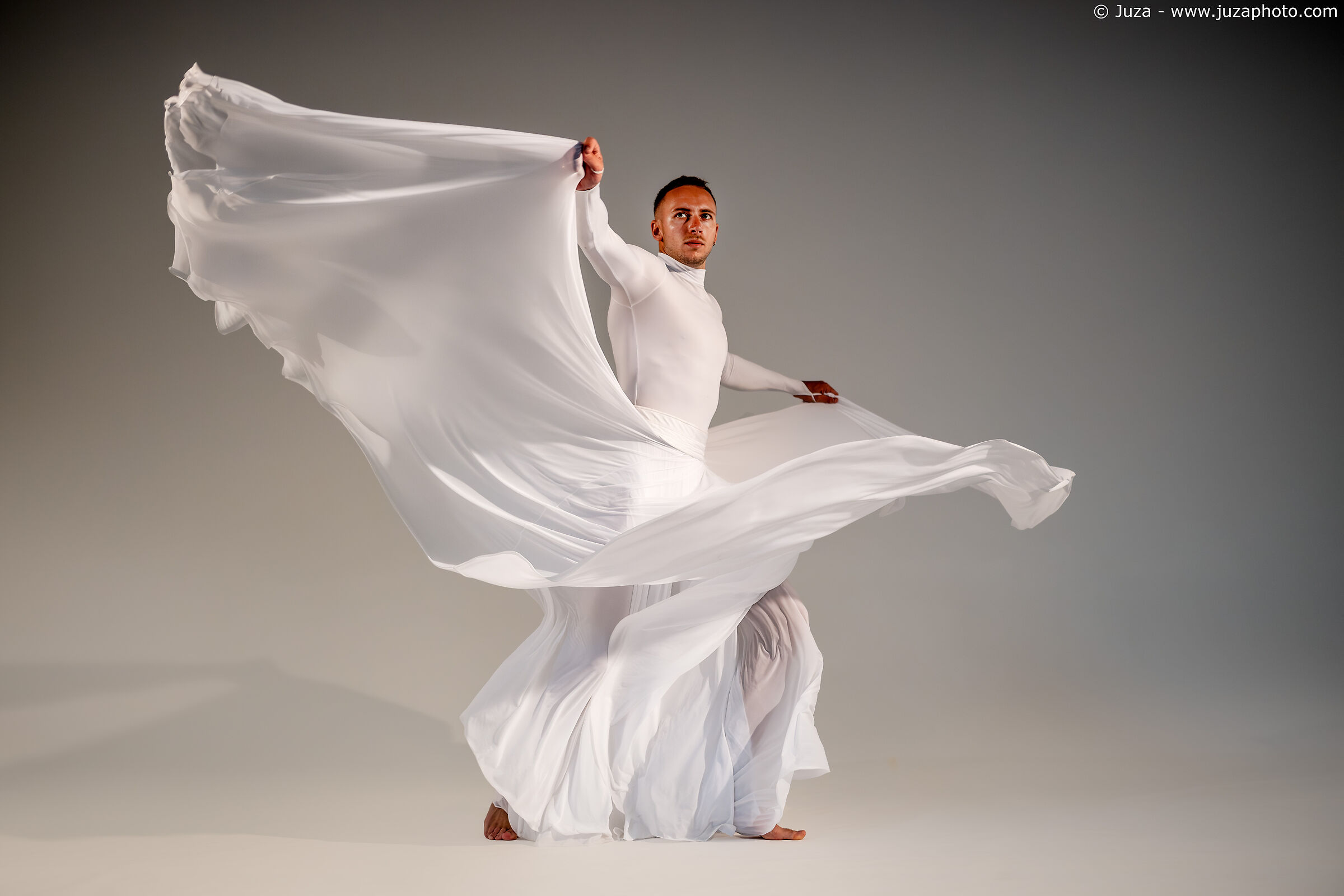 Simon, danza nel bianco