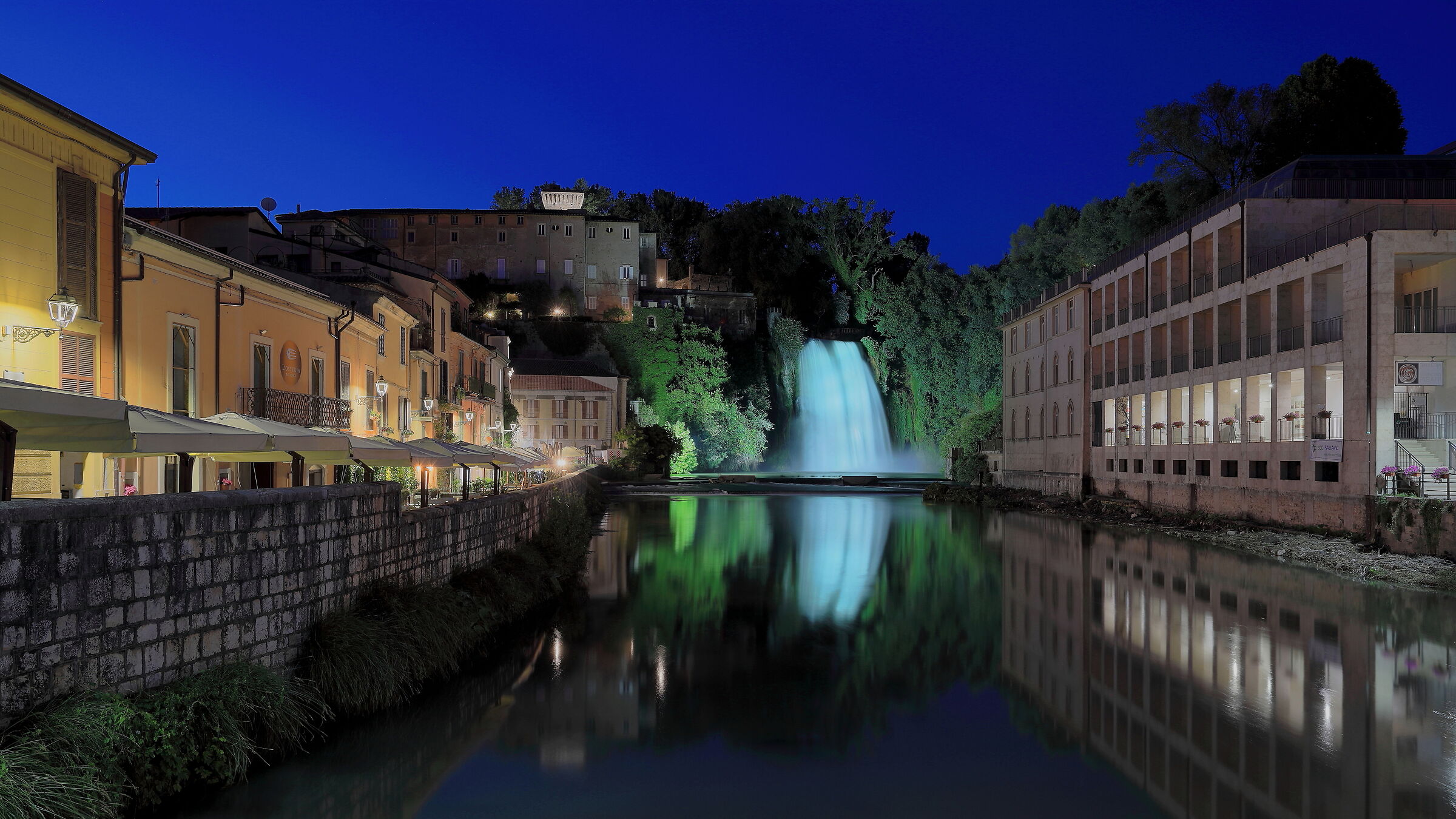 Una cascata in città