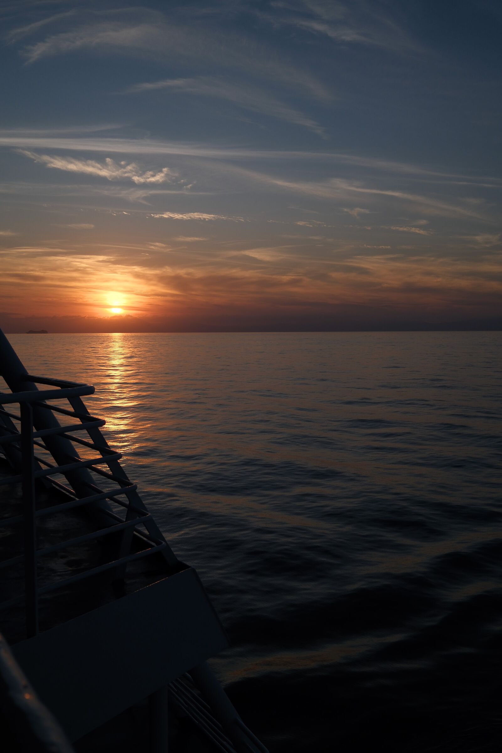 Salpando al tramonto