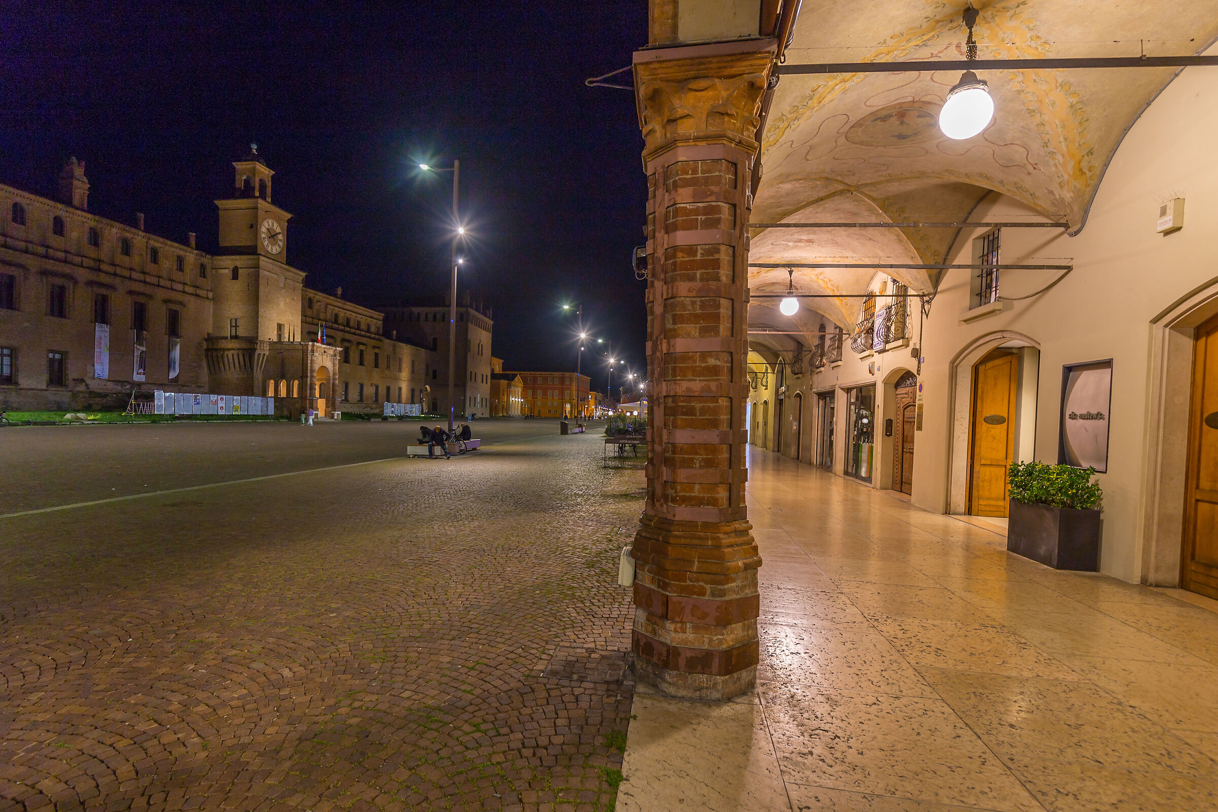 La piazza e il portico