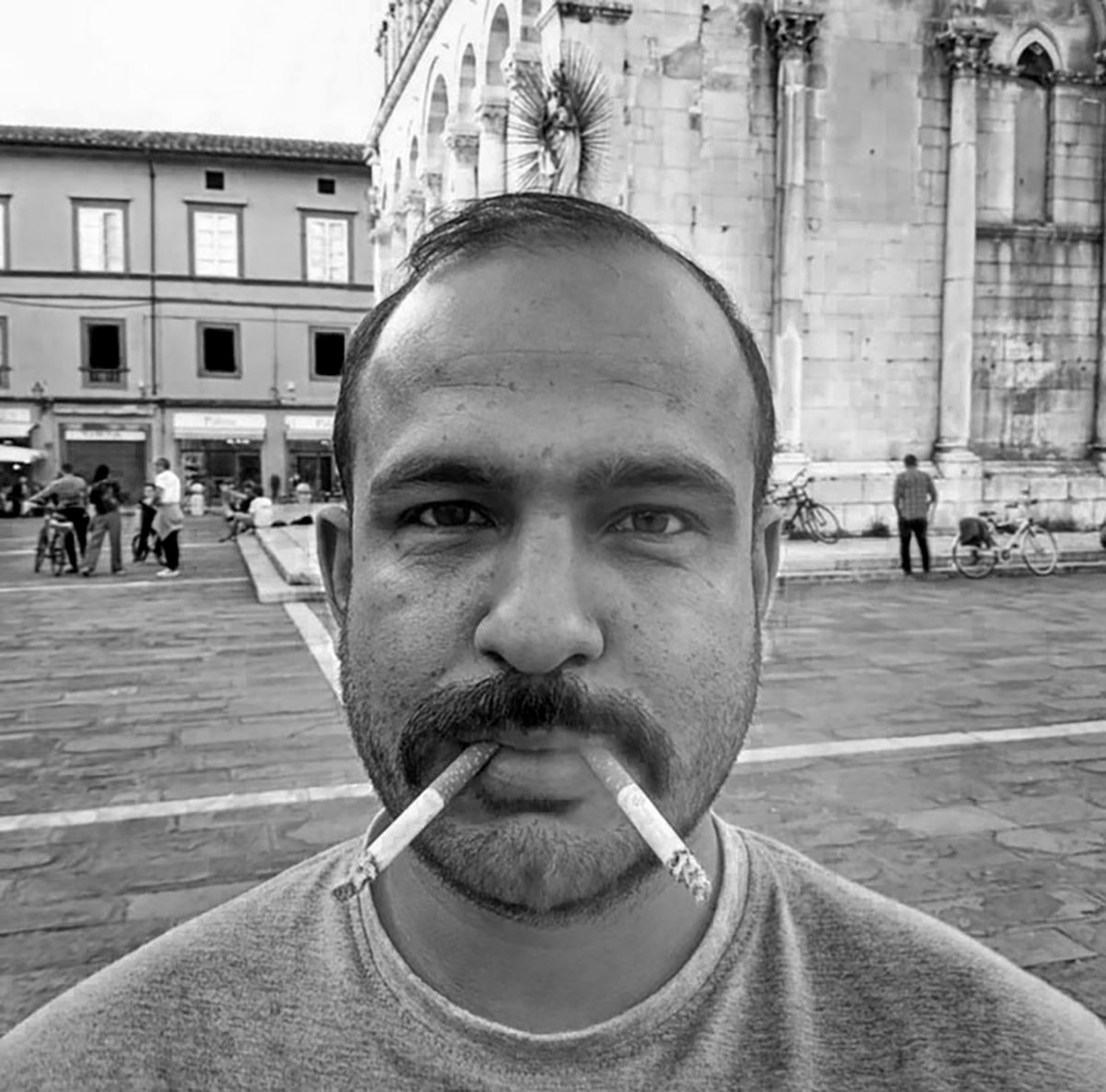 tizio con due cicche