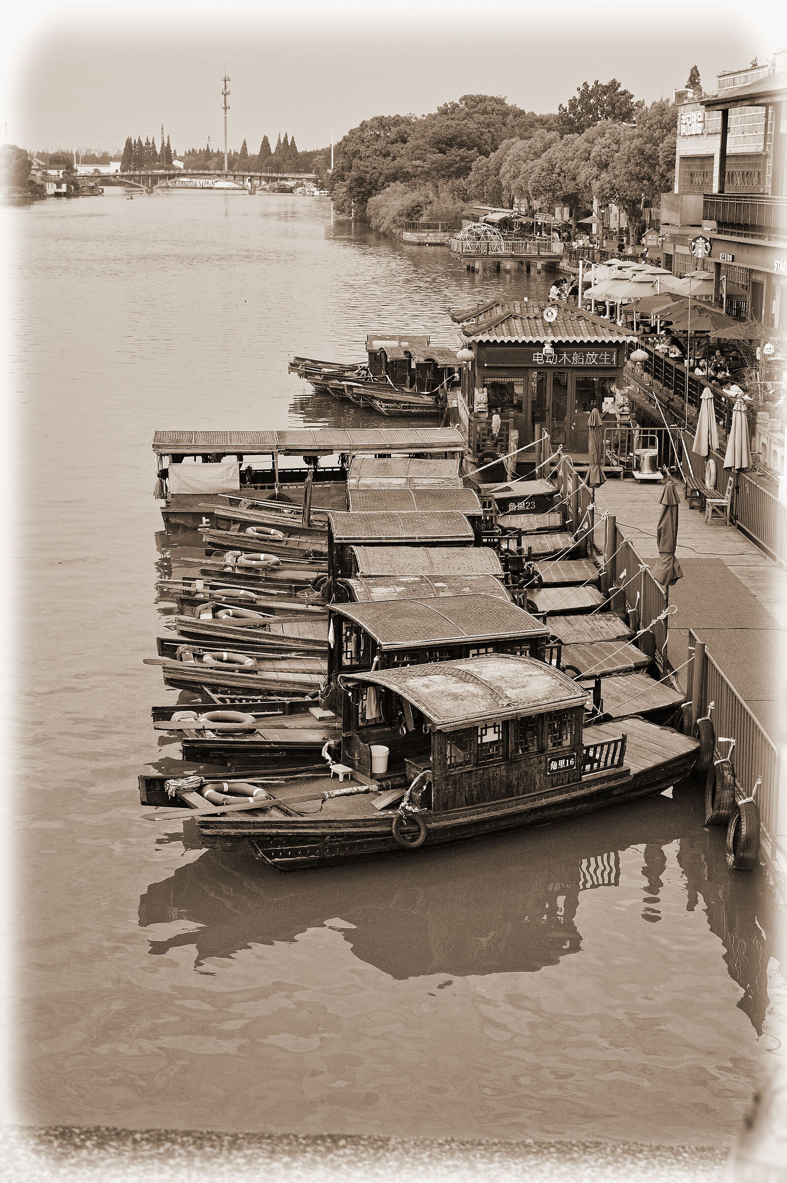 Barche sul canale (Cina)