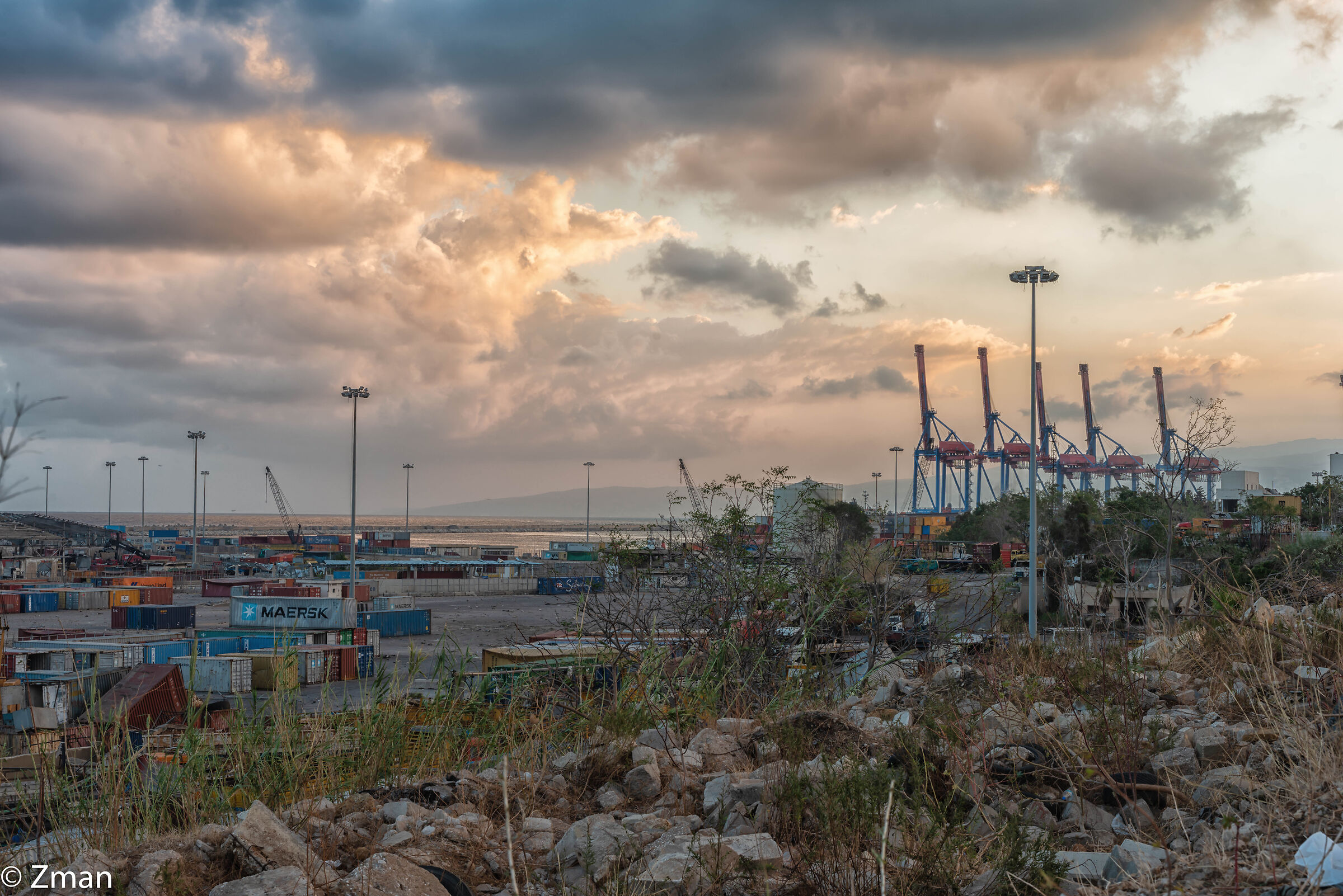 Il porto di Beirut distrutto