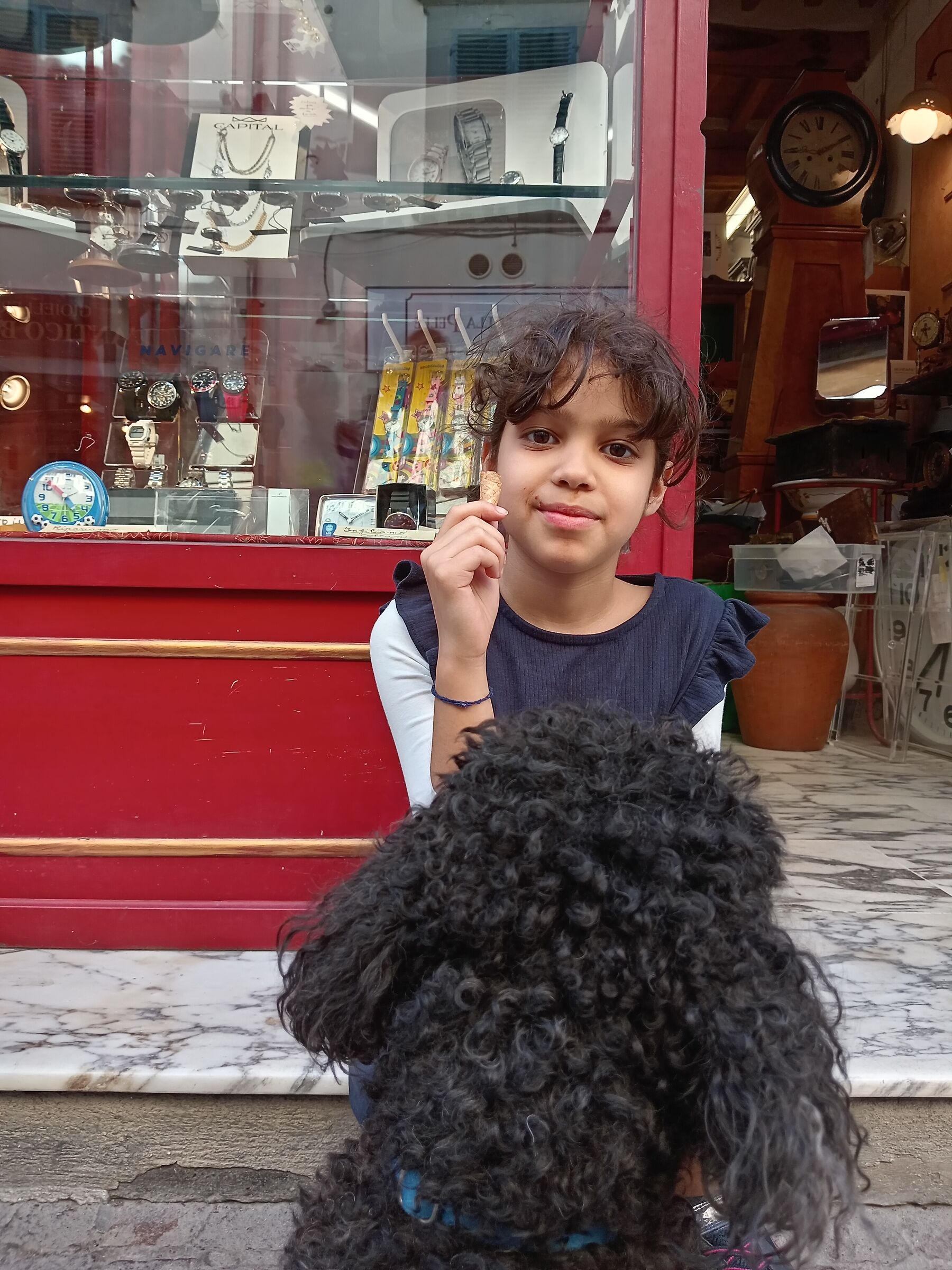 una bambina com il cane e il gelato