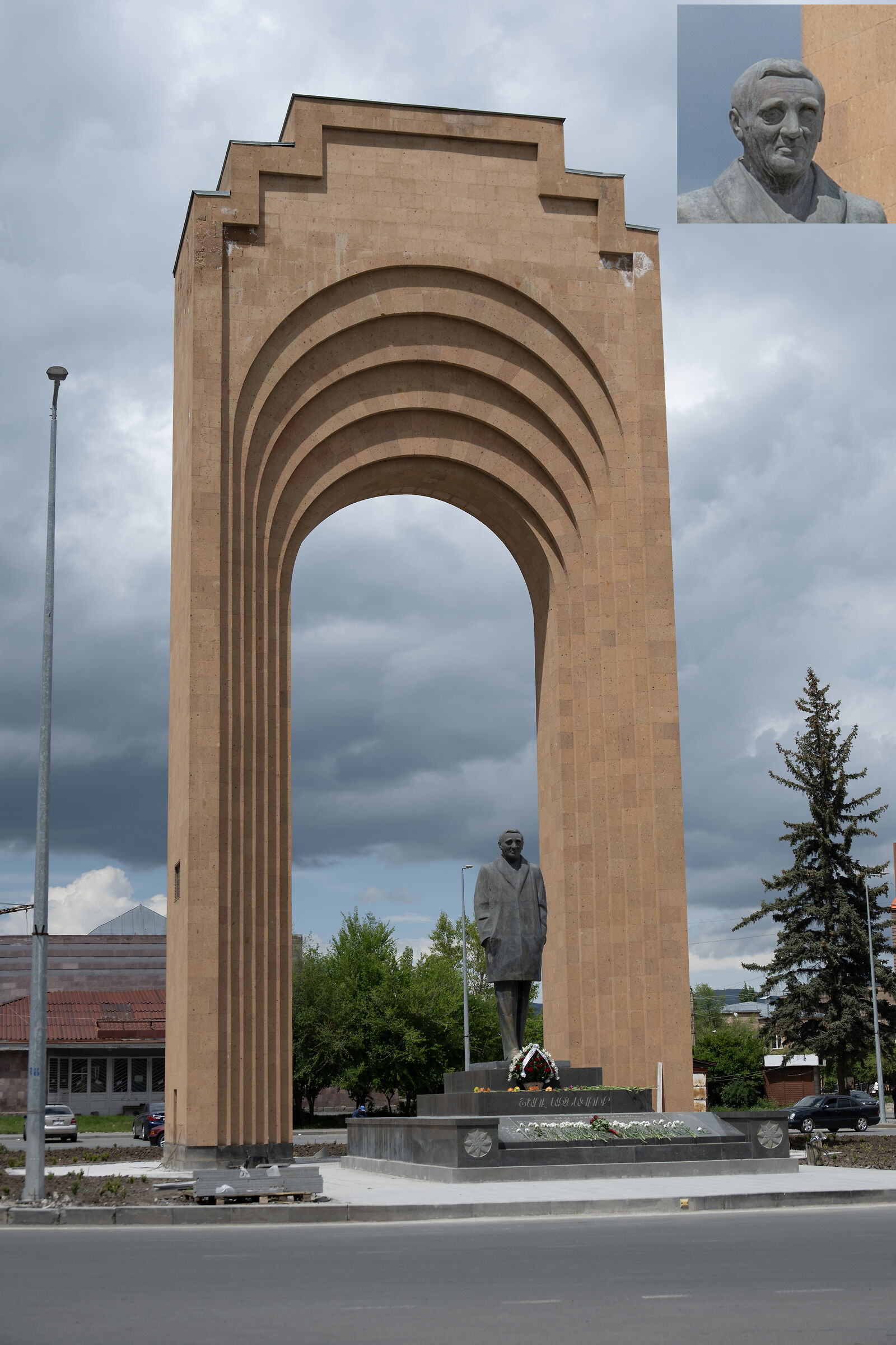 Armenia 2024 - Gyumri,monumento a .... Charles Aznavour