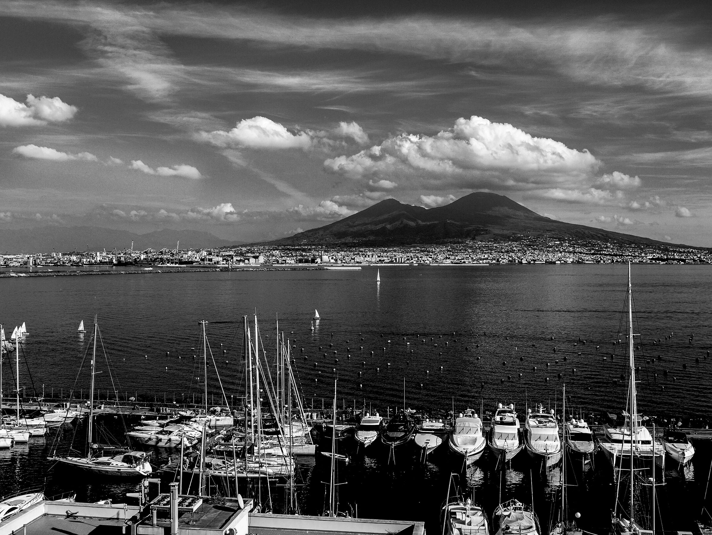 Vista Vesuvio dal Castello dell'Ovo