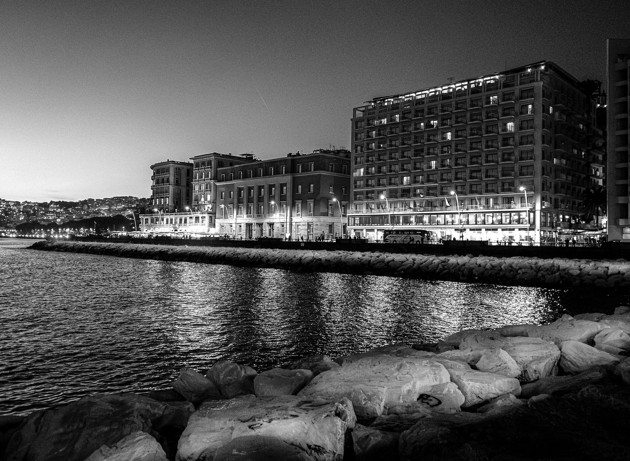 BN Notturno1 via Partenope