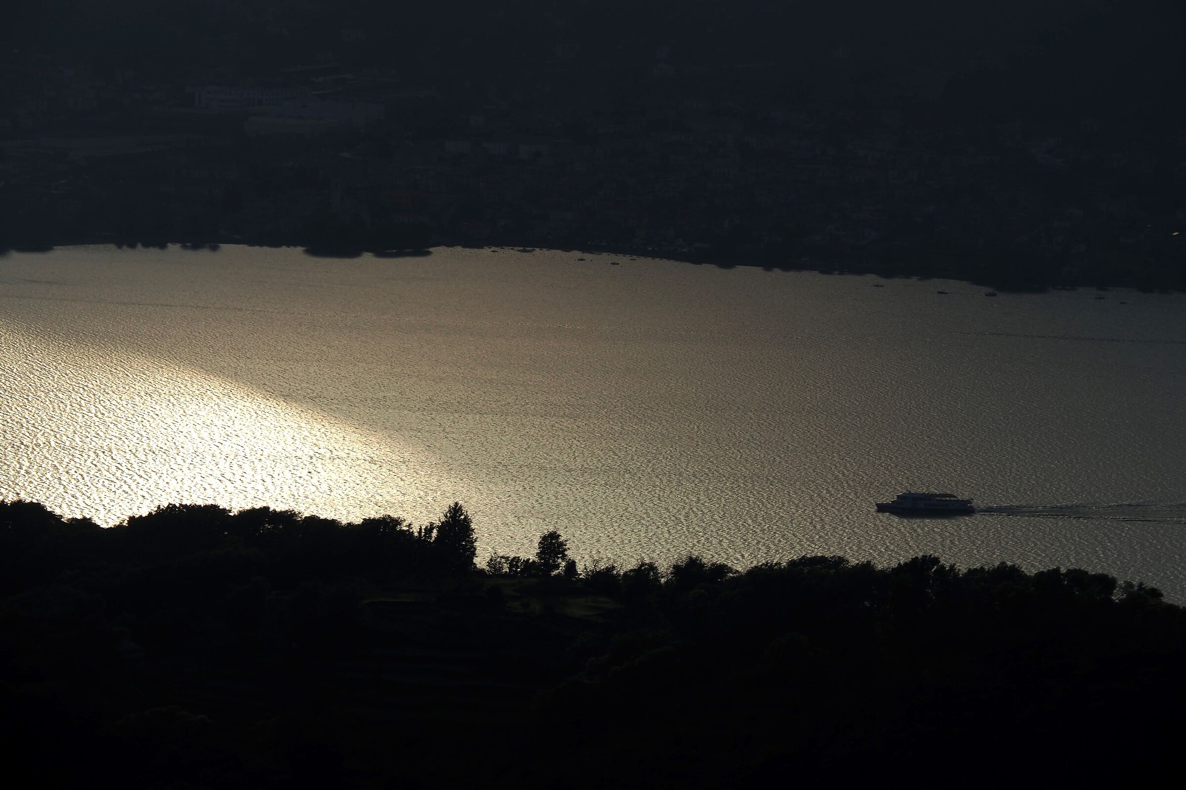 luci serali sul lago