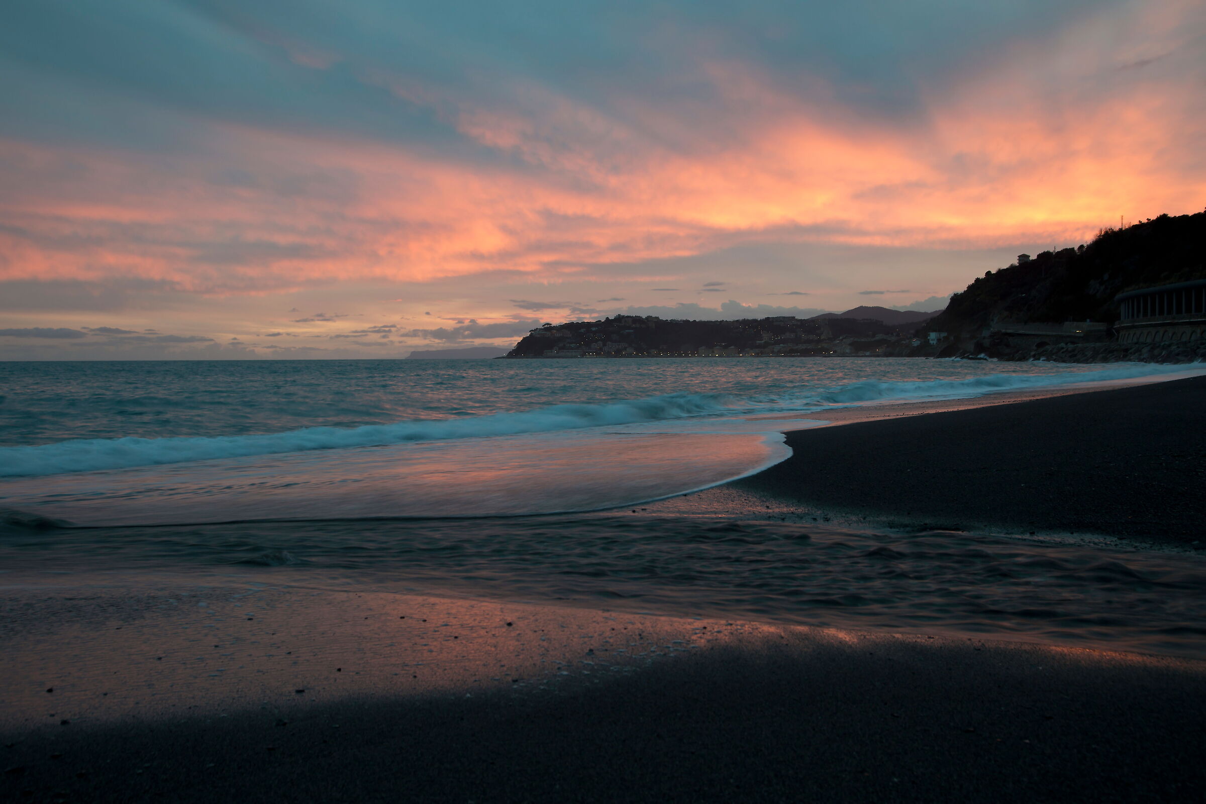 Tramonto sulla spiaggia nera