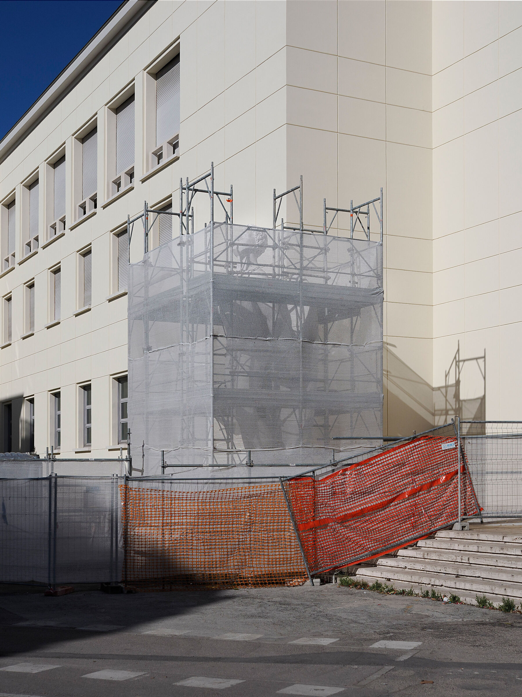 In gabbia Icaro guarda il cielo