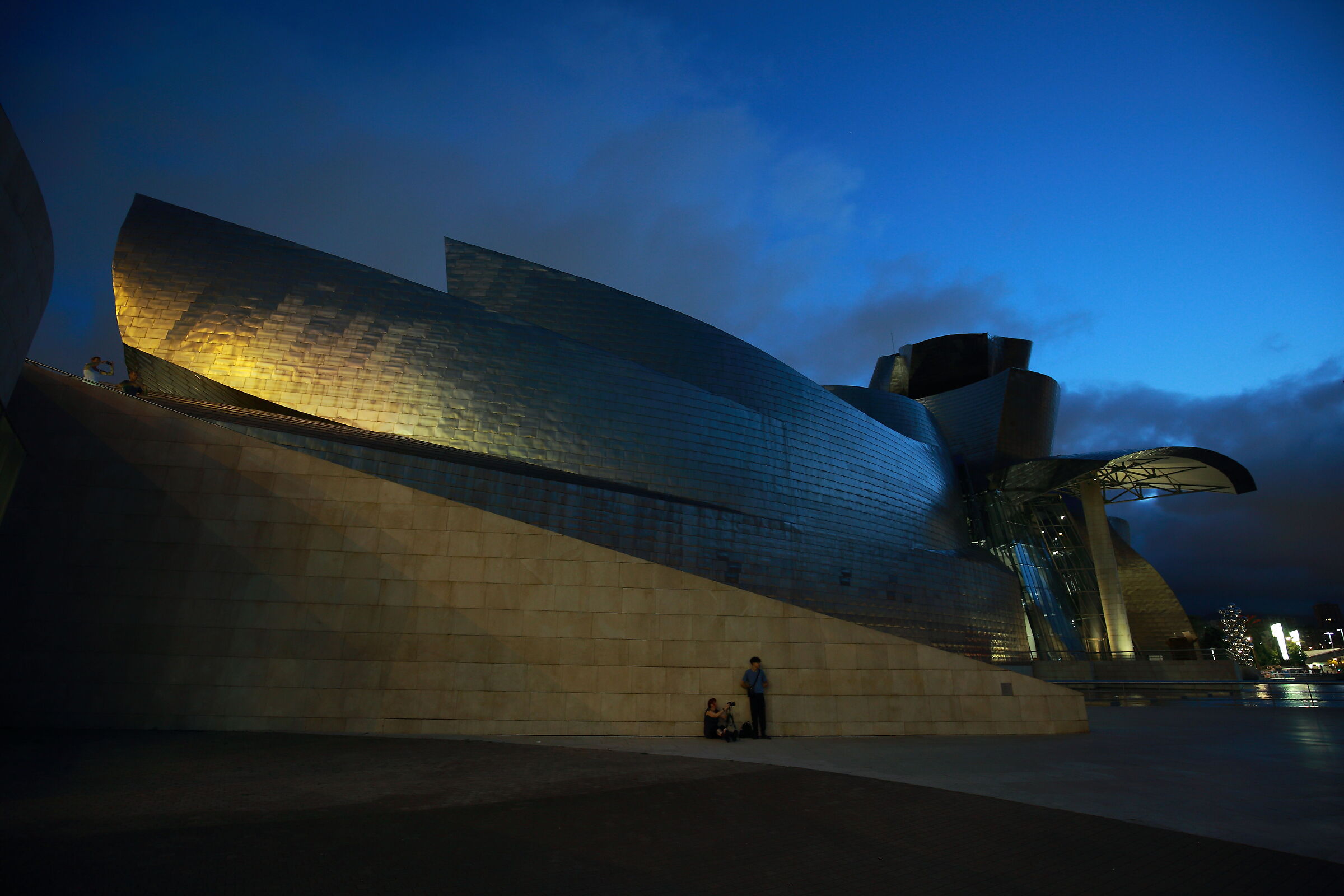 Spiaggiati sotto il Guggenheim