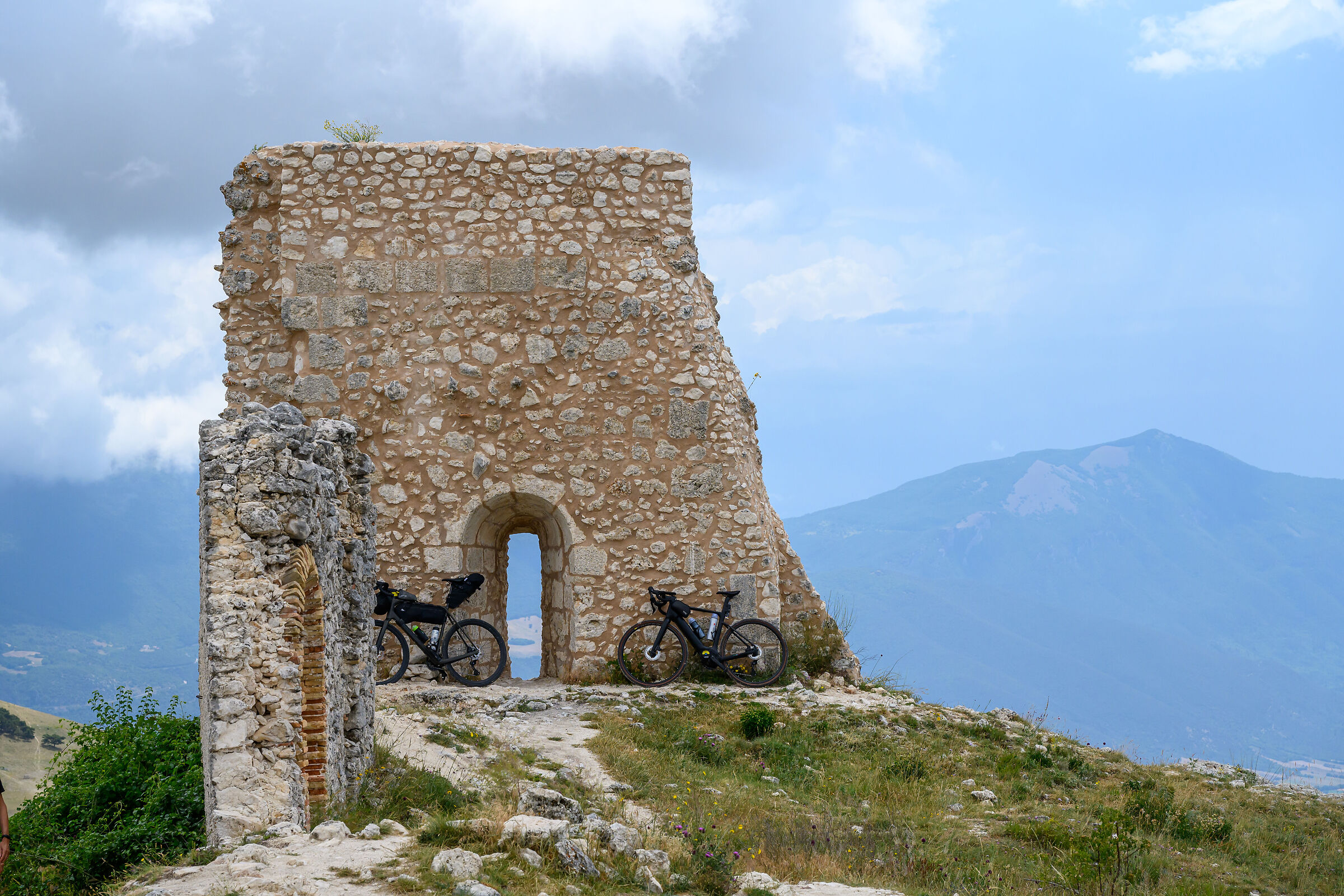 "Horses" at the court of Rocca Calascio
