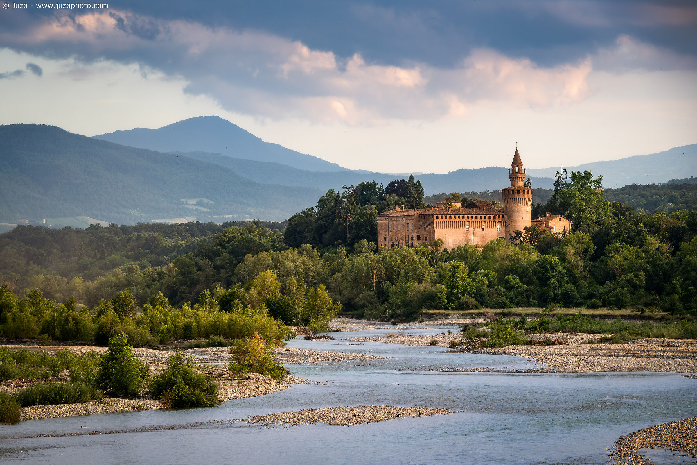 The castle of Rivalta and the Trebbia river