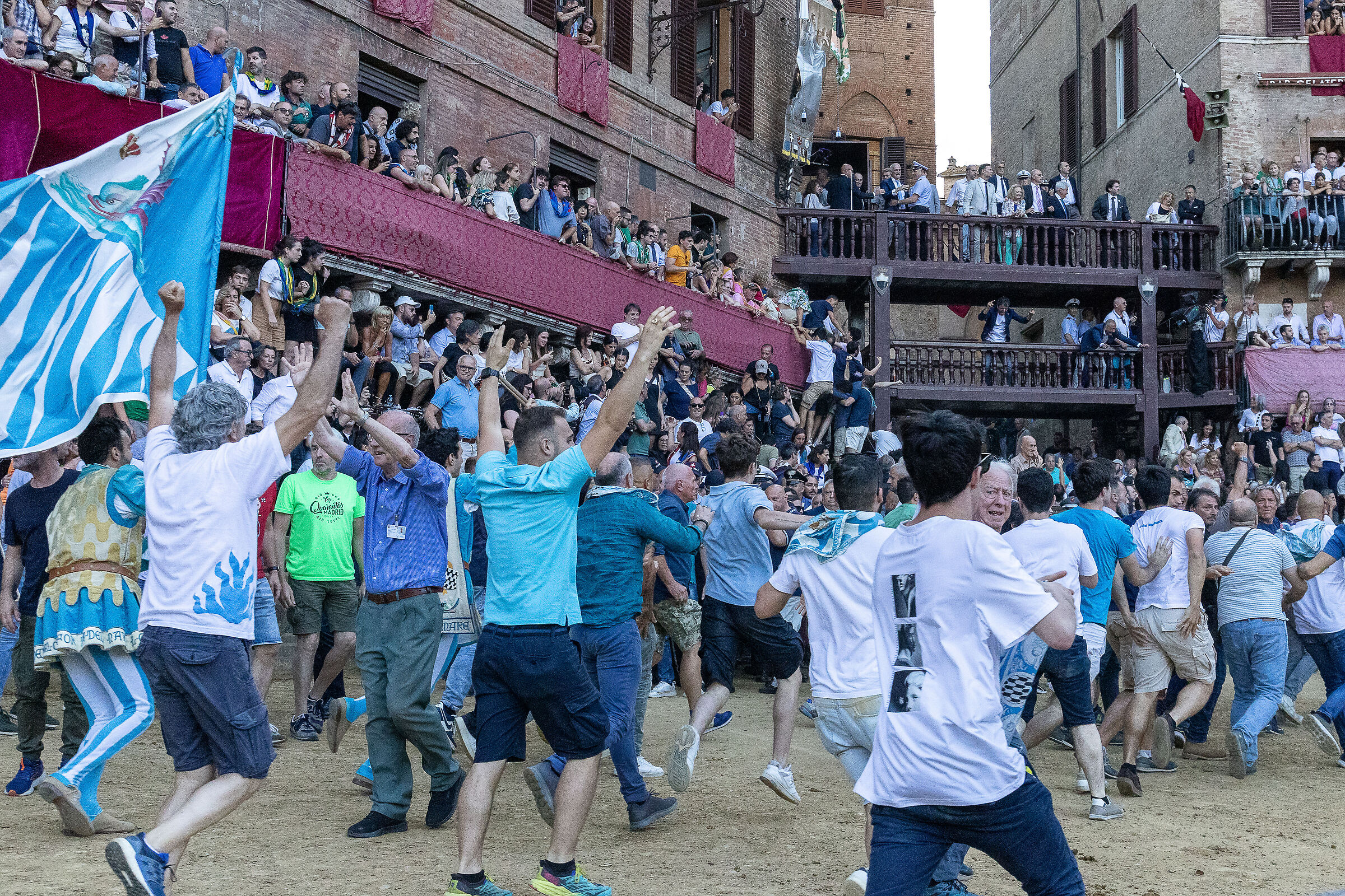 Uncontainable crowd after the victory of the Wave