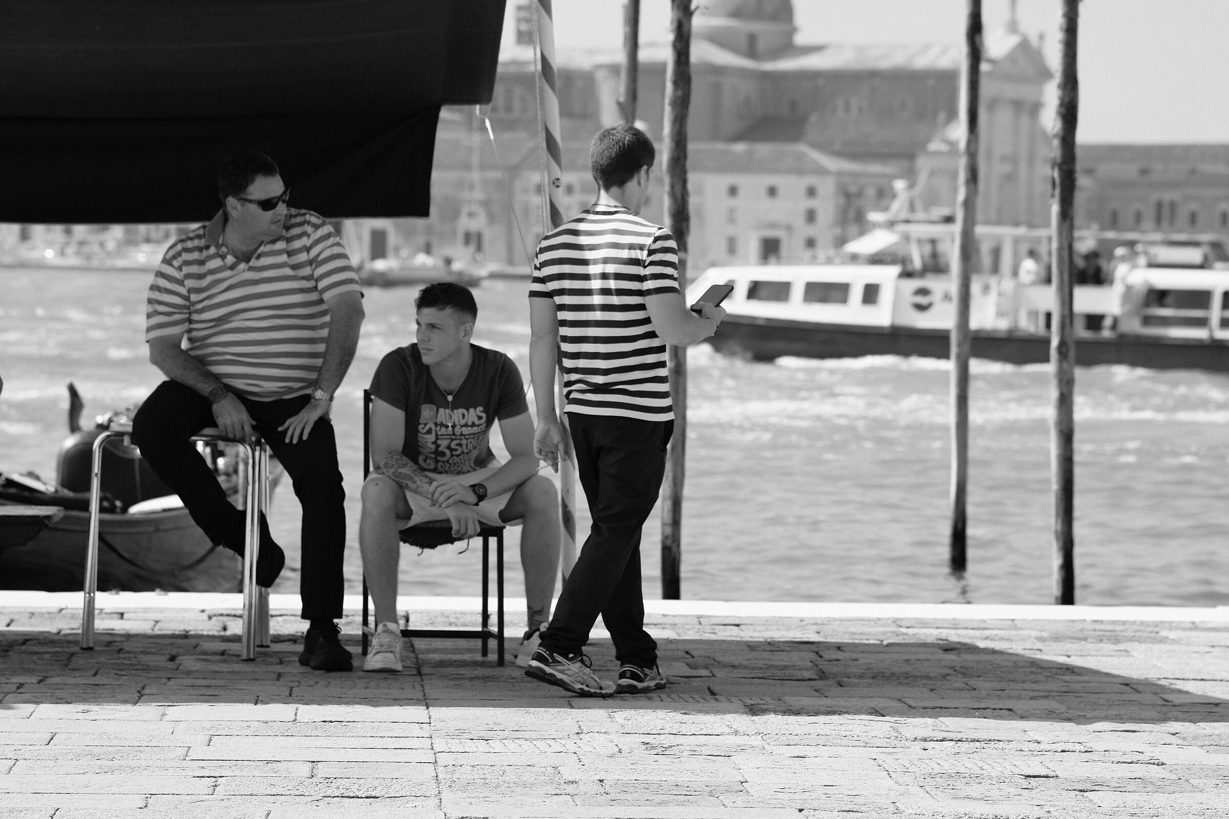 aspettando all'ombra