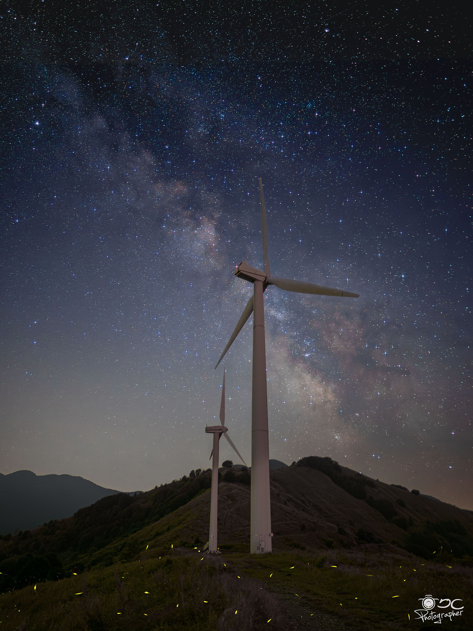 Via lattea sul parco eolico in compagnia delle lucciole
